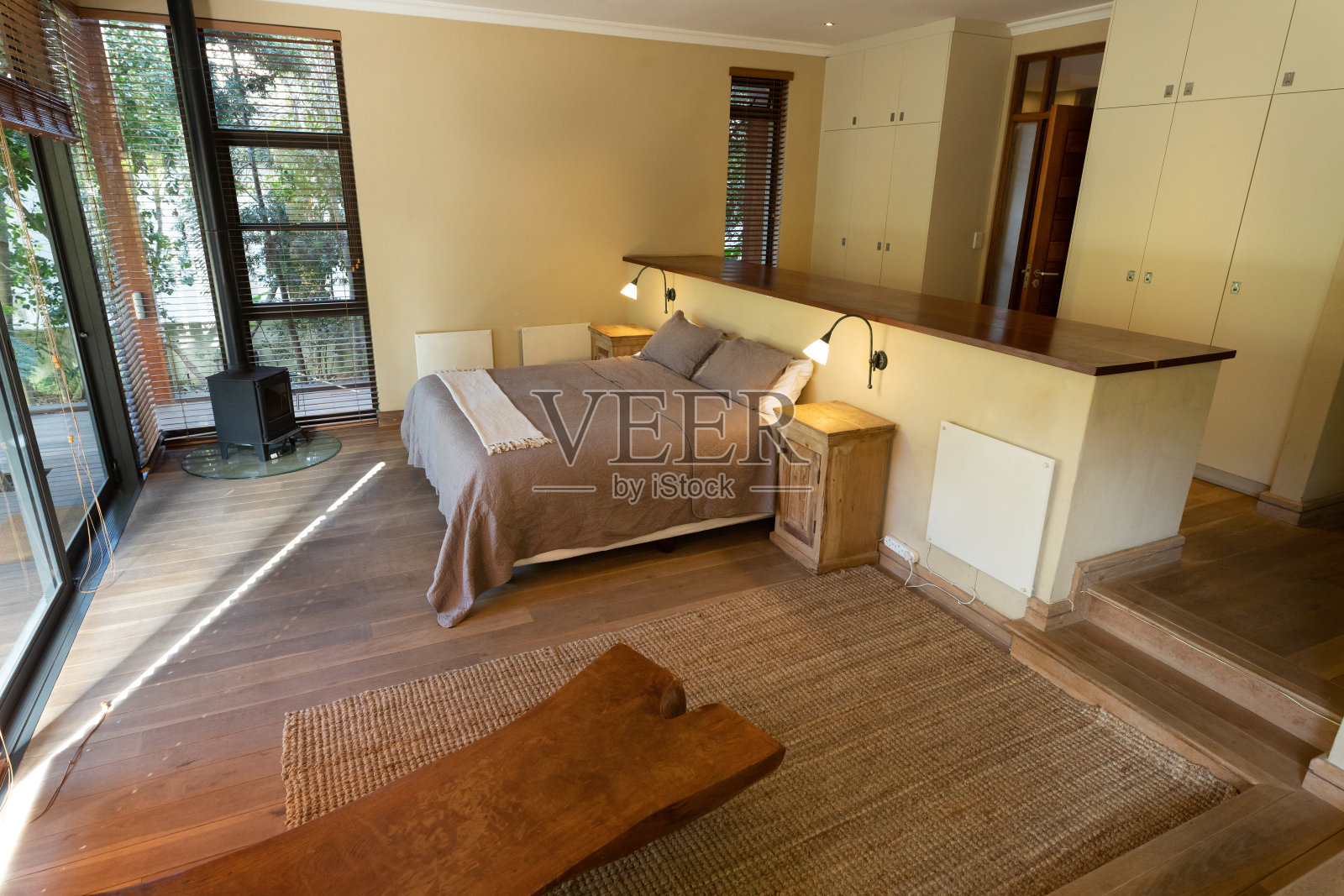 舒适现代家庭的美丽豪华卧室内部照片摄影图片