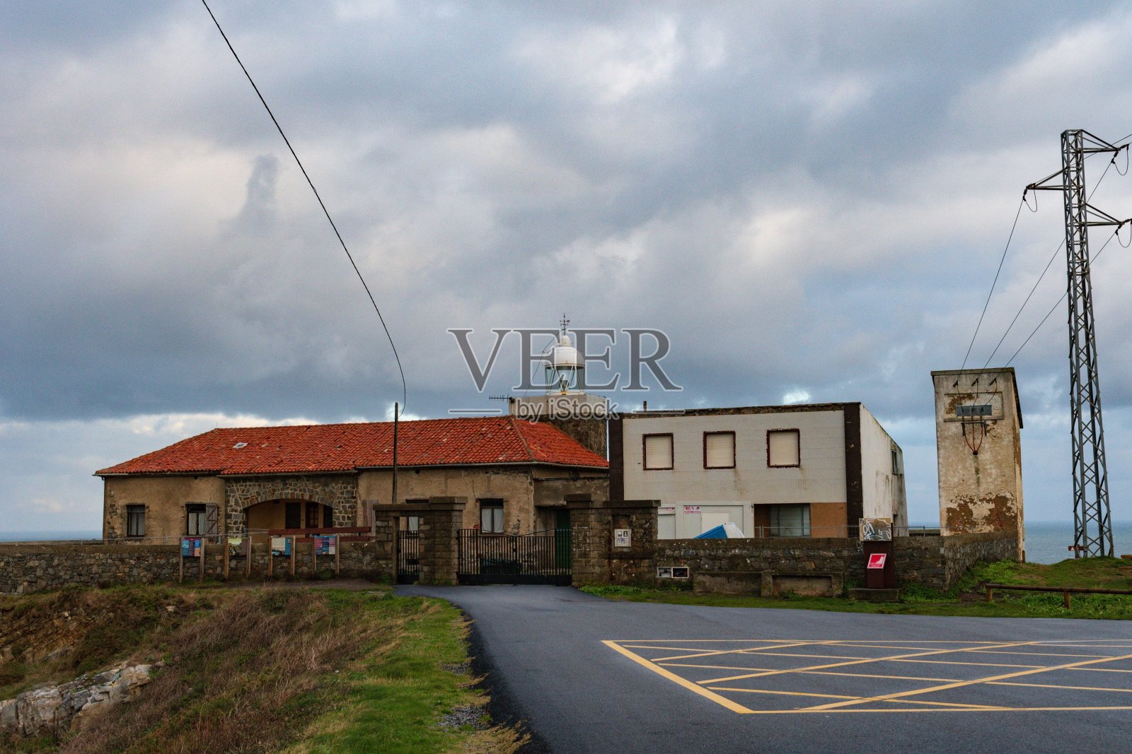 位于海岸或大陆上的灯塔或信号塔。照片摄影图片