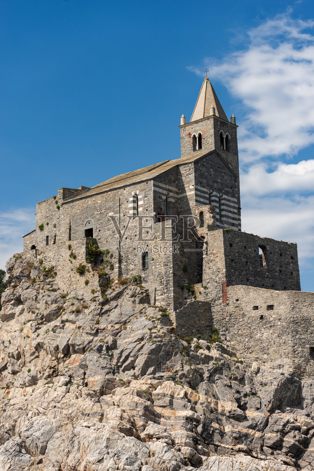 意大利利古里亚的维内波尔图-中世纪的圣彼得教堂照片摄影图片