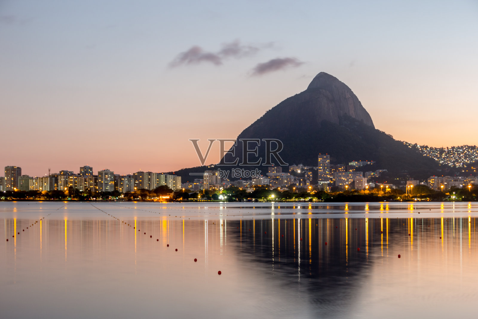 罗德里戈湖畔的日落照片摄影图片