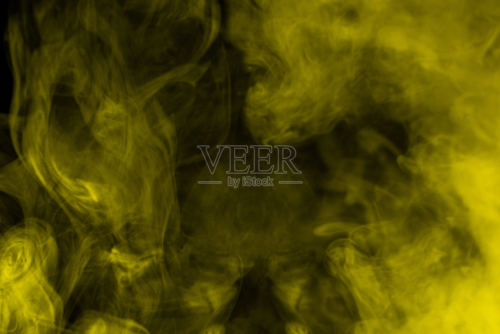 黑色背景上的黄色蒸汽。照片摄影图片