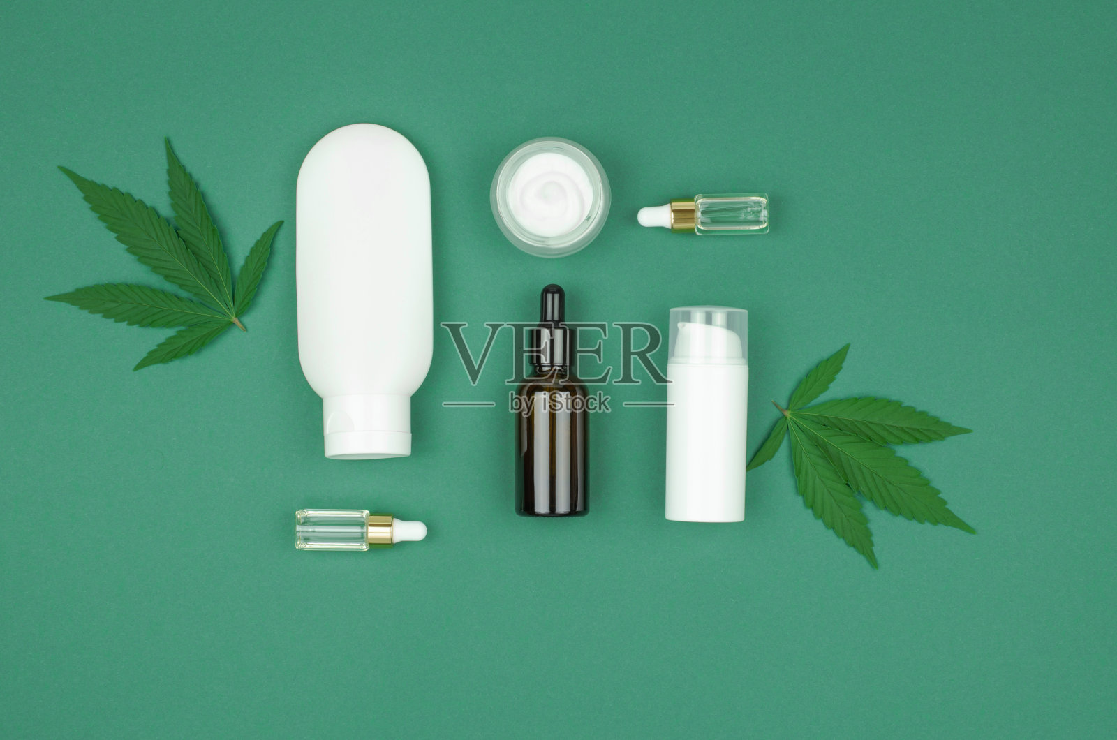 天然麻化妆品。化妆品瓶、膏油瓶、麻油瓶组成照片摄影图片