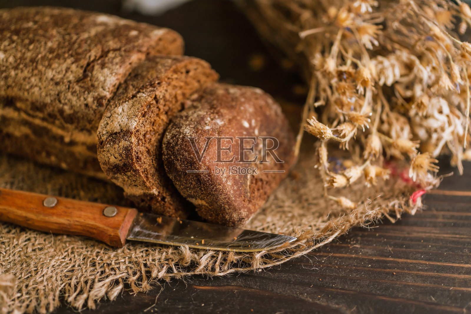 深色杂粮面包照片摄影图片