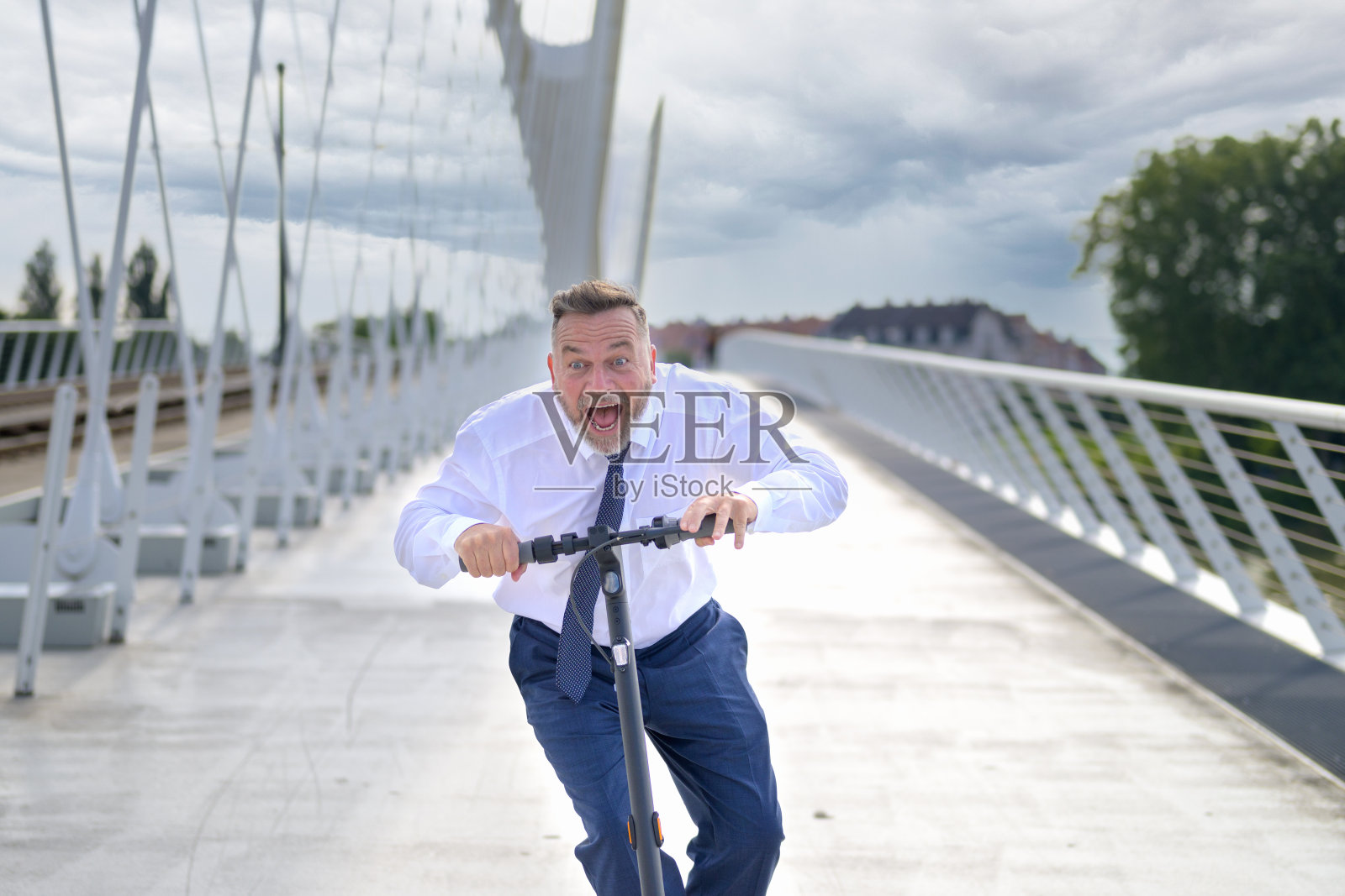 商人骑着摩托车疾驰而过，惊恐地尖叫着照片摄影图片