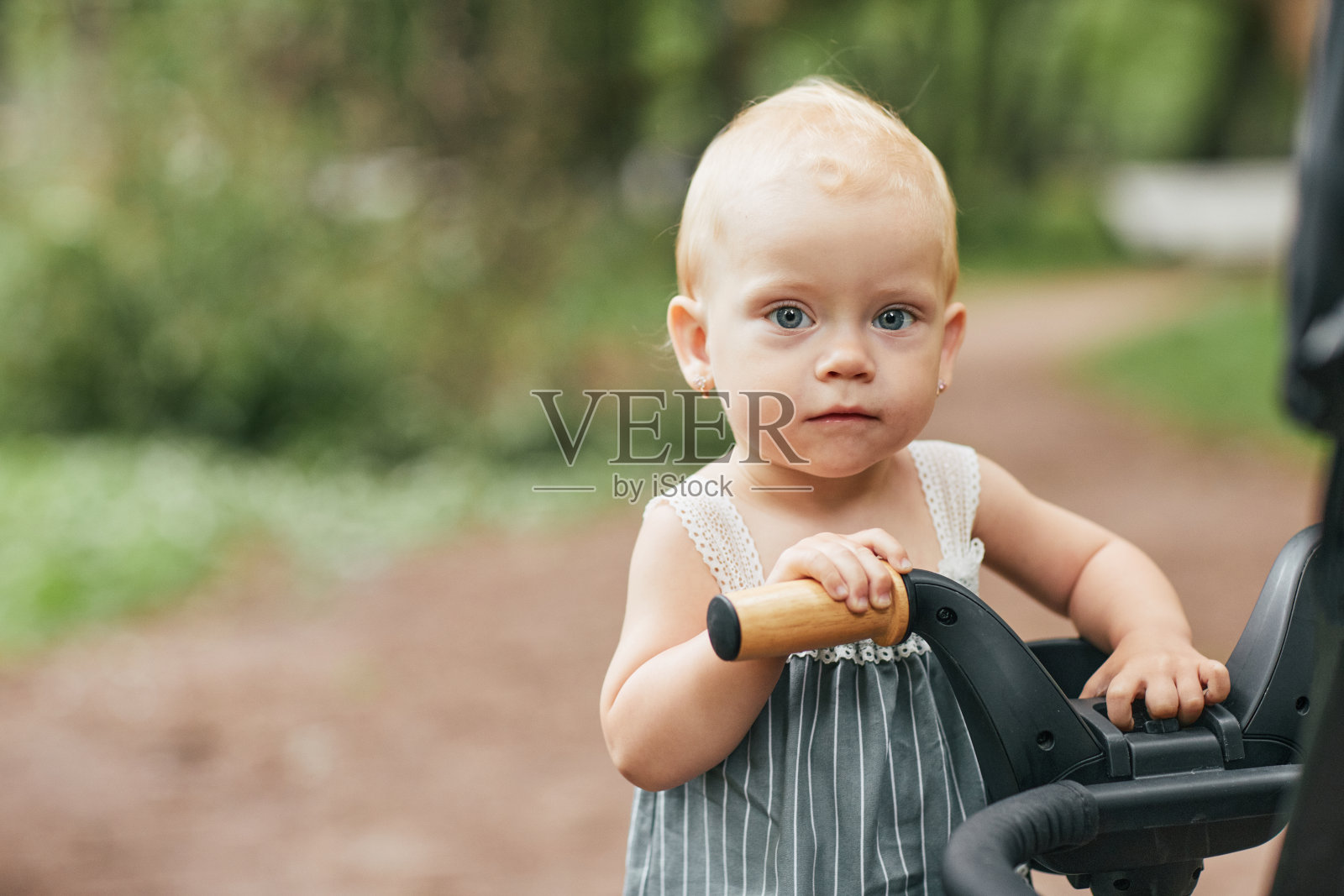 可爱的户外小女孩照片摄影图片