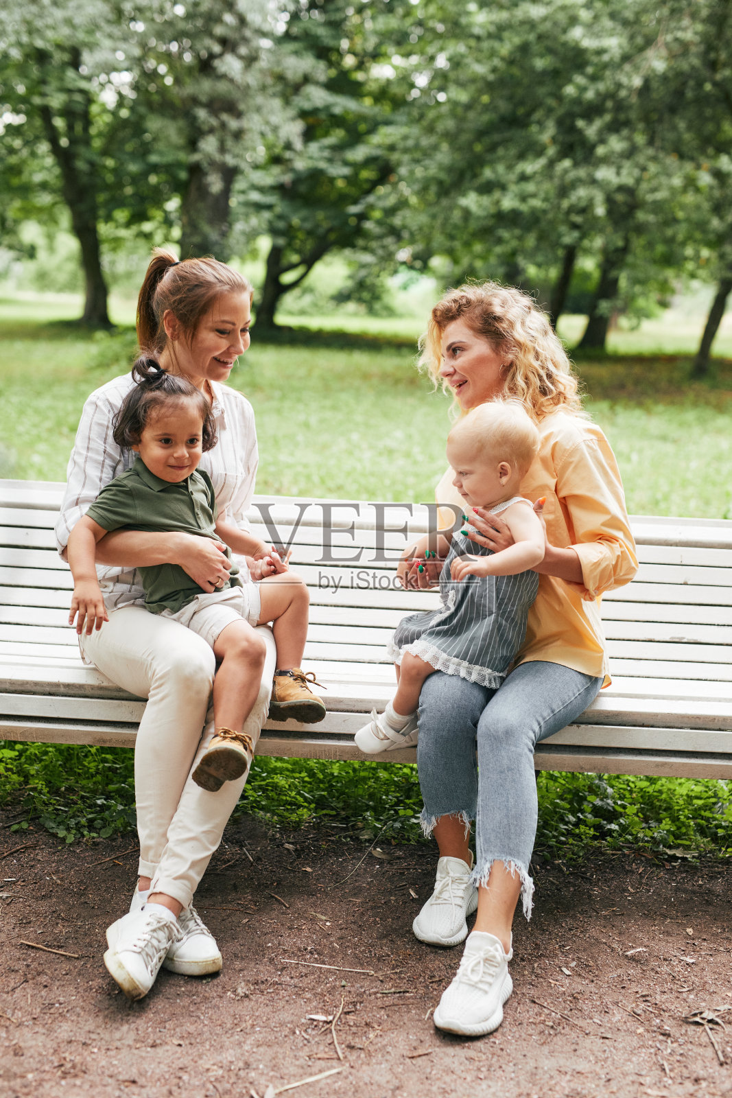 两位年轻的母亲在公园照片摄影图片