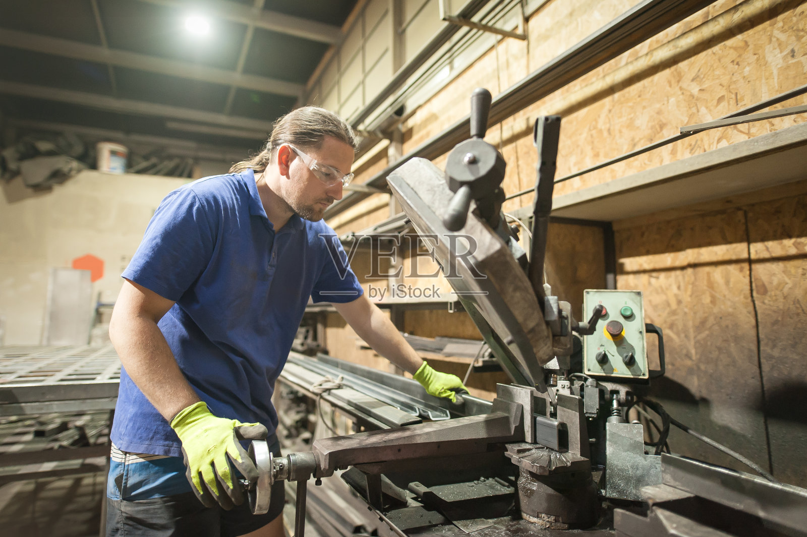 工人在工厂用电轮打磨钢结构照片摄影图片