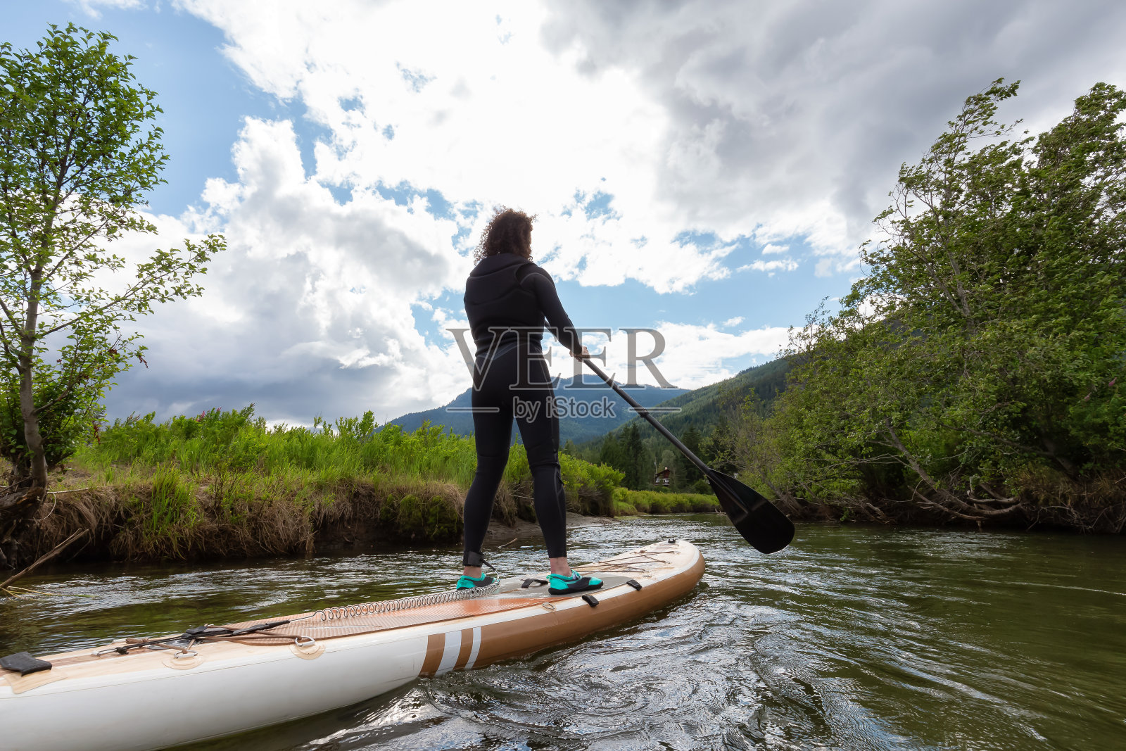 在金色梦想之河上划桨的白人女性照片摄影图片