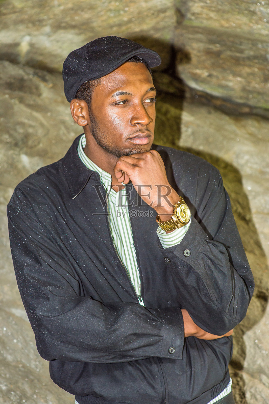 纽约下雨天的年轻黑人男子的画像照片摄影图片