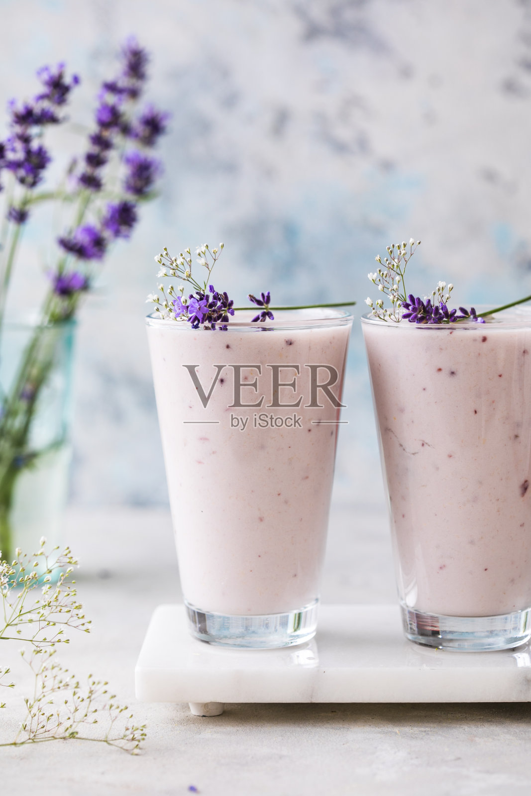 薰衣草奶昔，椰奶，蓝莓。素食饮料照片摄影图片