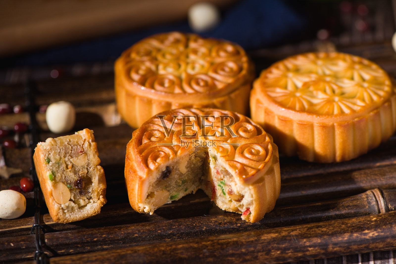 中国传统中秋食品是切月饼照片摄影图片