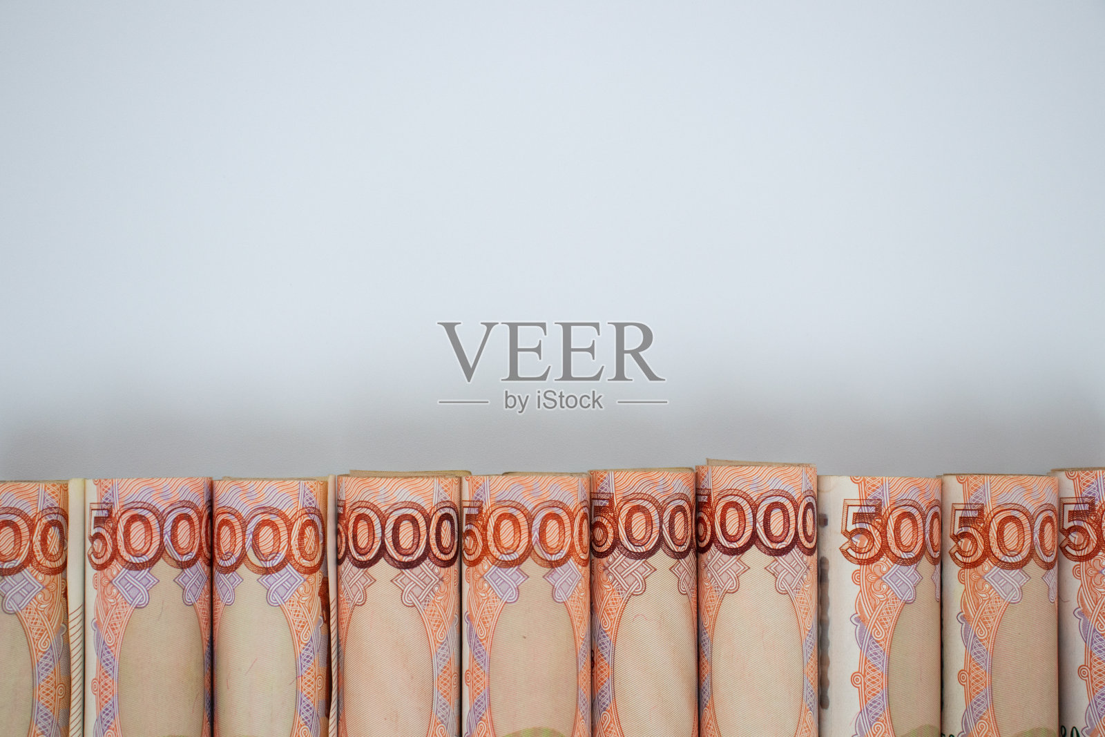 俄罗斯的钱滚在白色的背景上。照片摄影图片