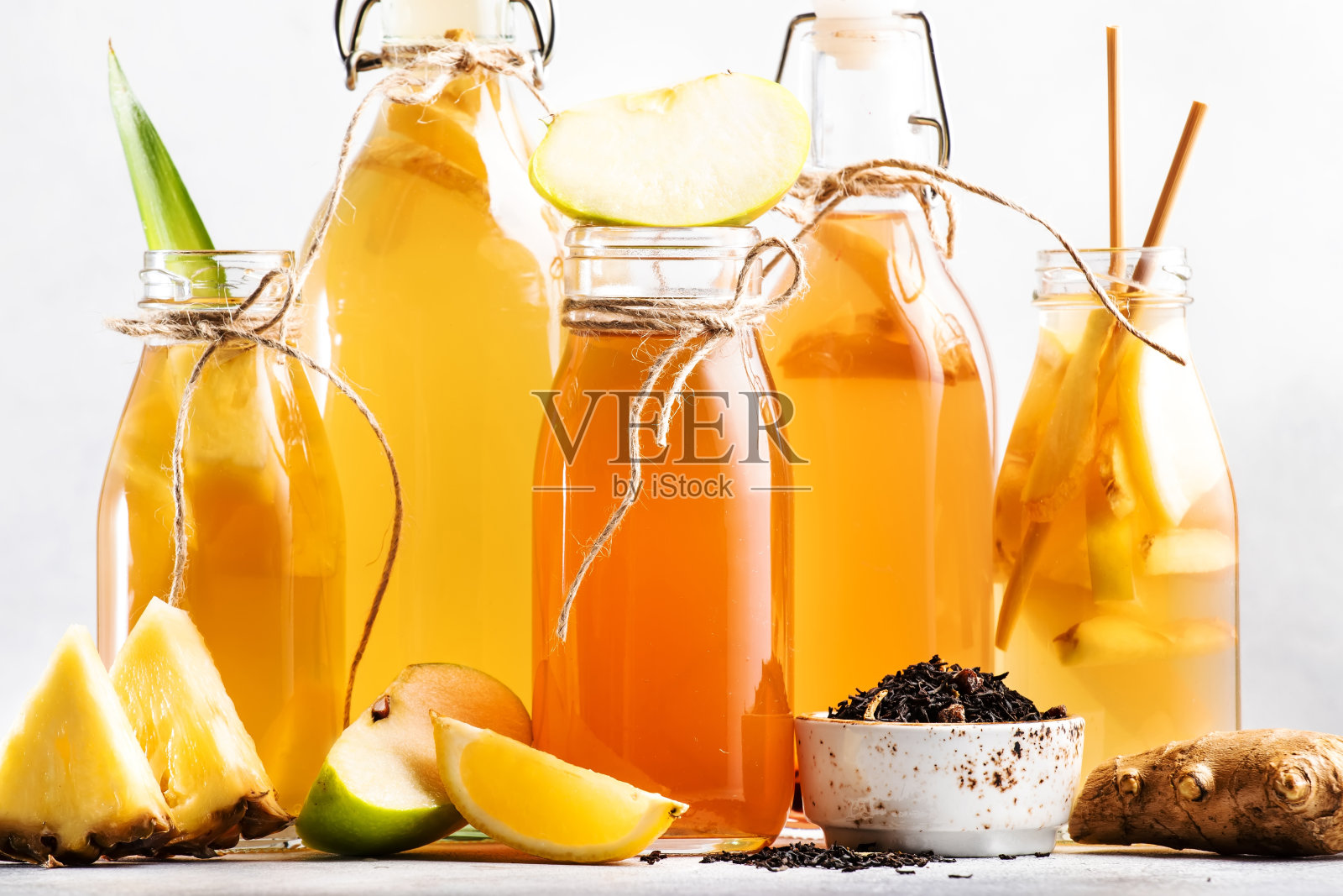 健康的发酵康普茶饮料。益生菌超级食品茶，生酮减肥饮料，特帕奇，苹果酒，克瓦斯，姜汁汽水照片摄影图片