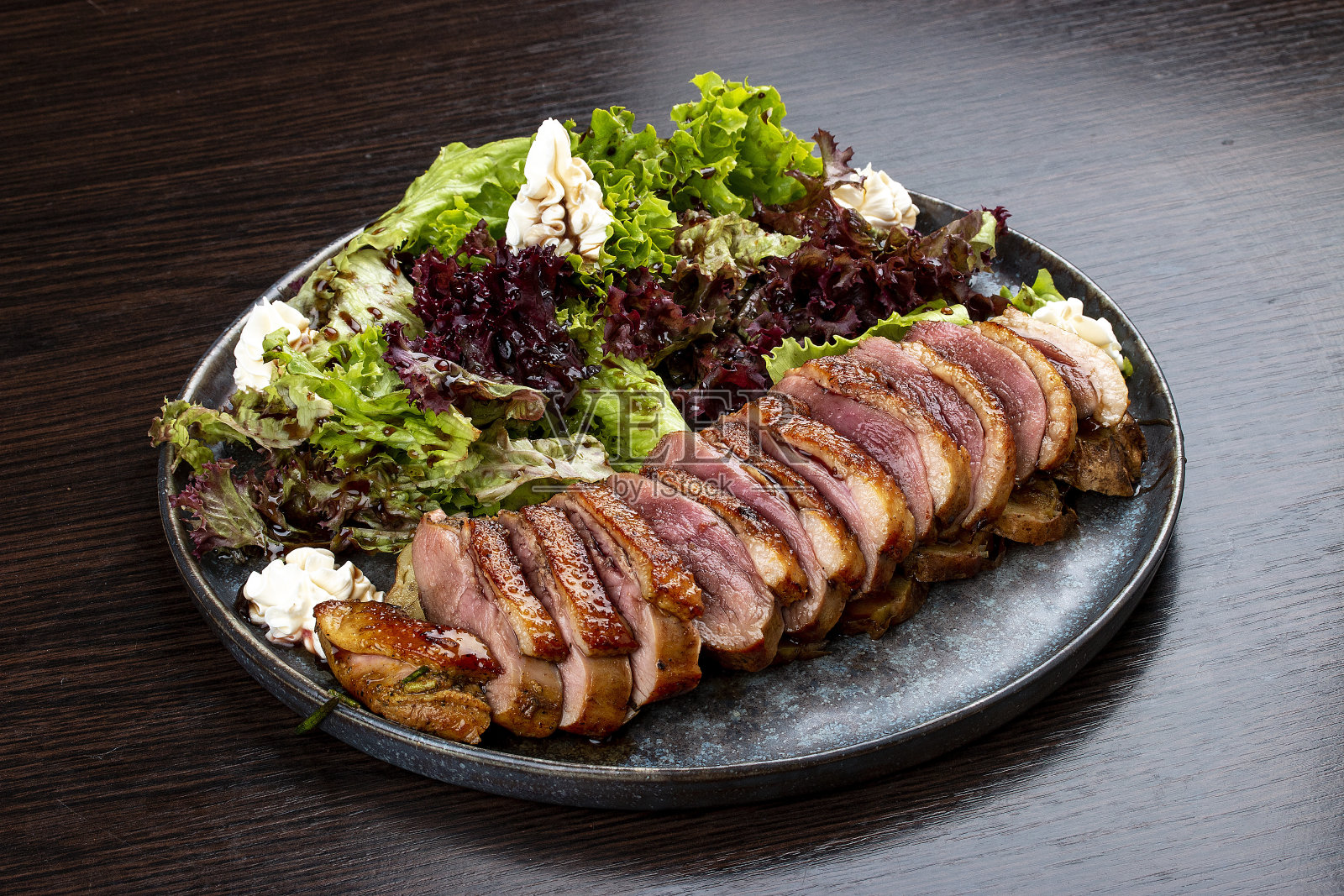 鸭胸肉配生菜和奶油芝士。在木制背景上照片摄影图片