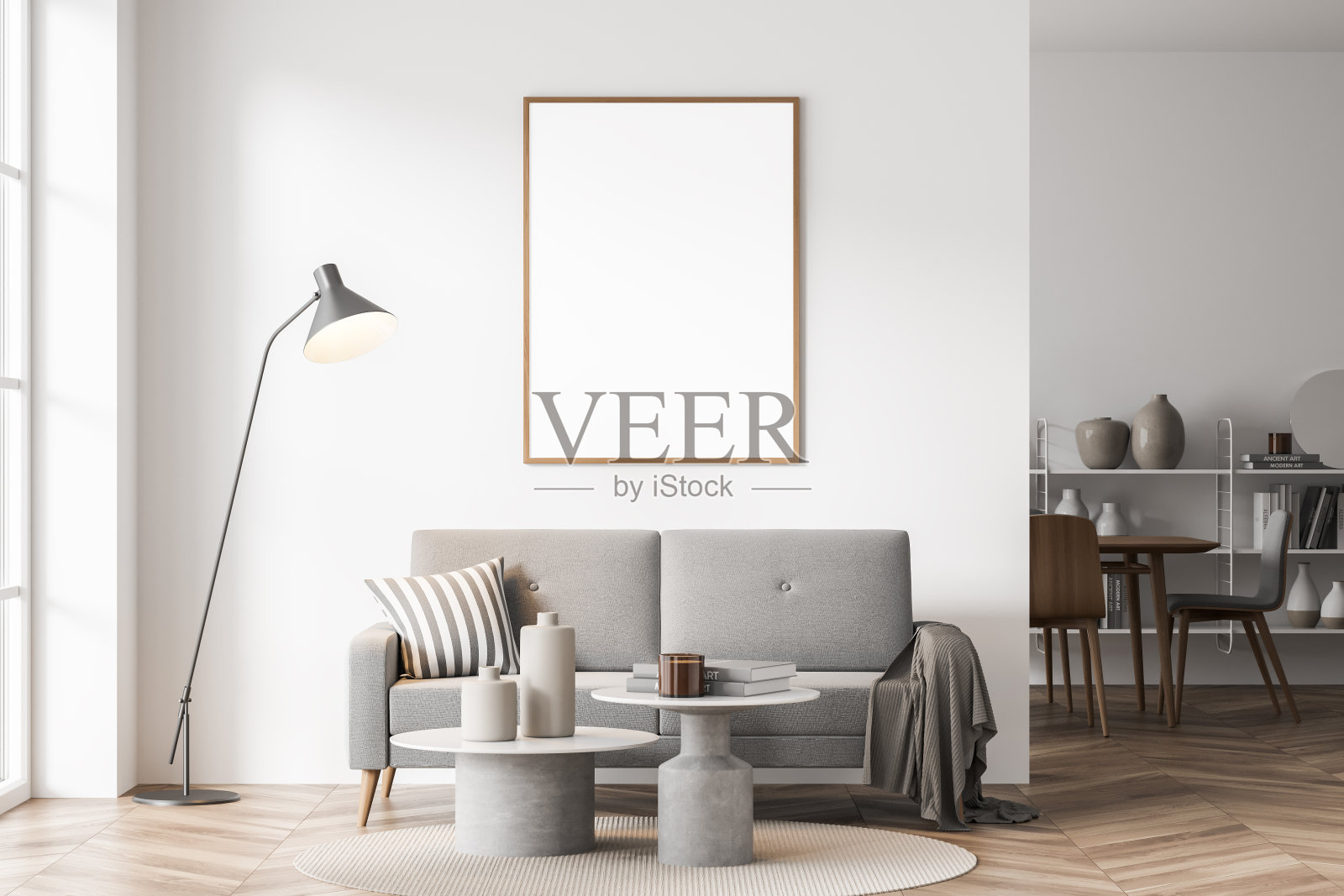 把空海报用模子贴在墙上。现代客厅内部。木地板和时髦的家具。当代设计的概念。照片摄影图片