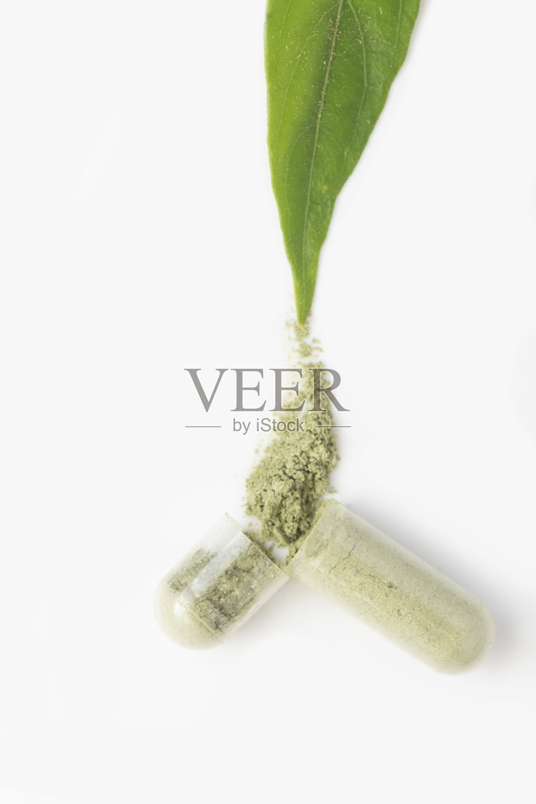 特写穿心莲胶囊和草药植物分离在白色背景。照片摄影图片