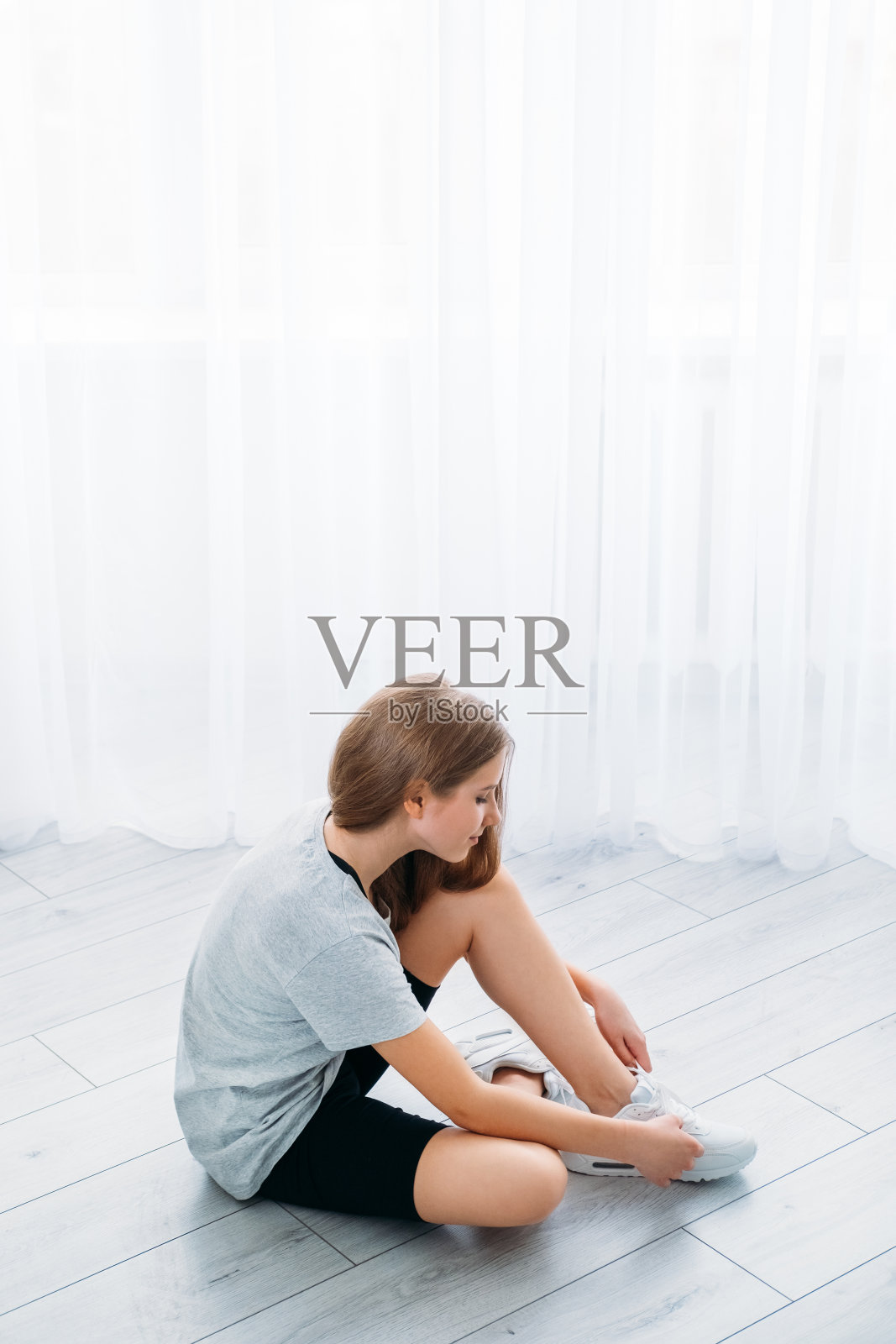 活跃儿童家庭健身女孩系鞋带照片摄影图片