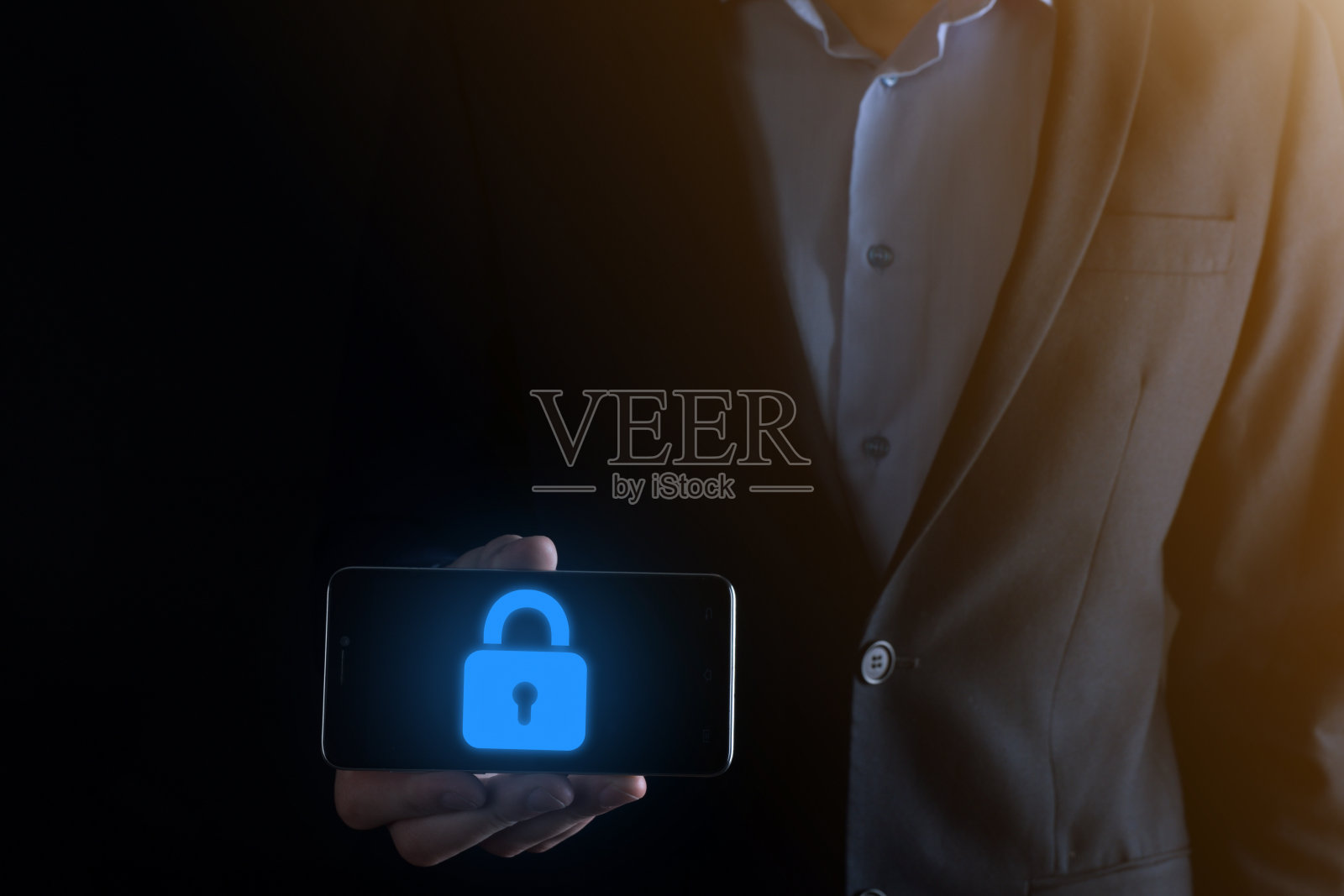 网络安全网络。挂锁图标和互联网技术联网。商人保护数据，个人信息的虚拟界面。数据保护隐私概念。GDPR。欧盟照片摄影图片