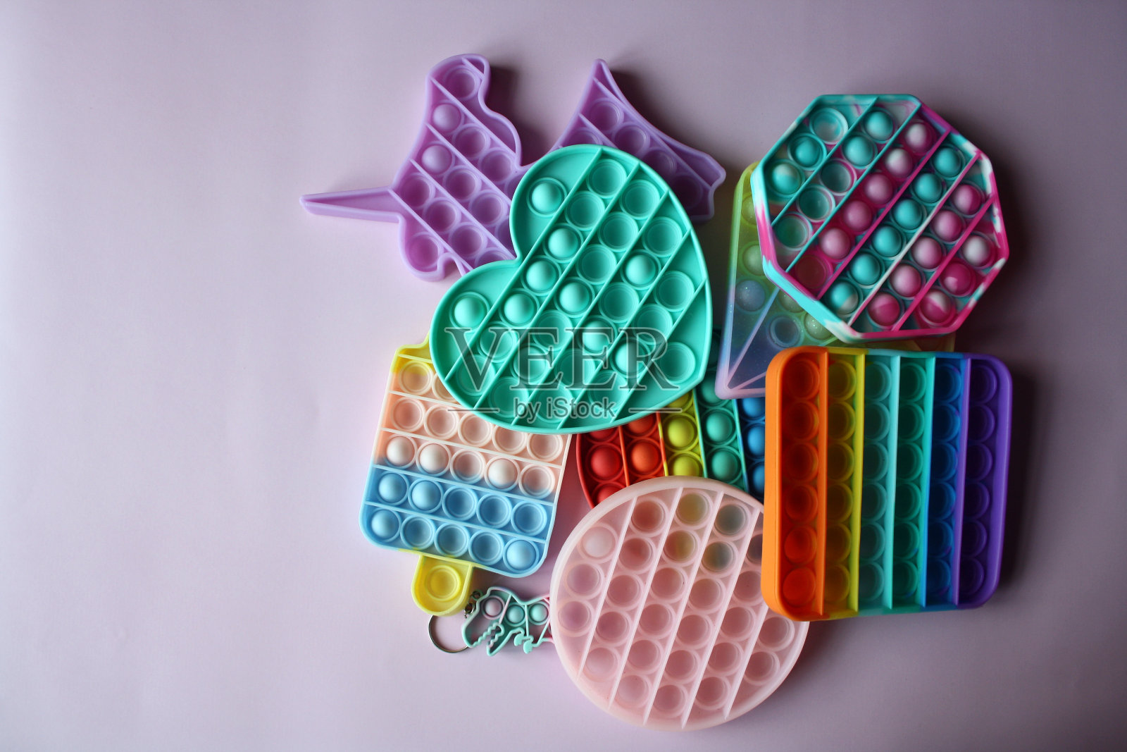 一个彩色的感官玩具fidget推着它。照片摄影图片