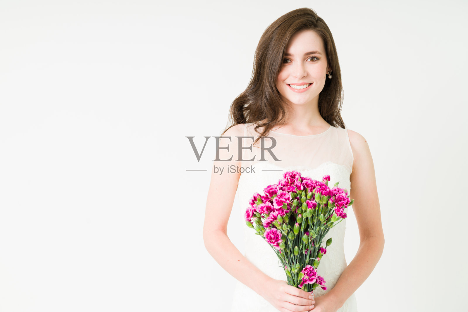 幸福美丽的新娘在她的婚礼上照片摄影图片