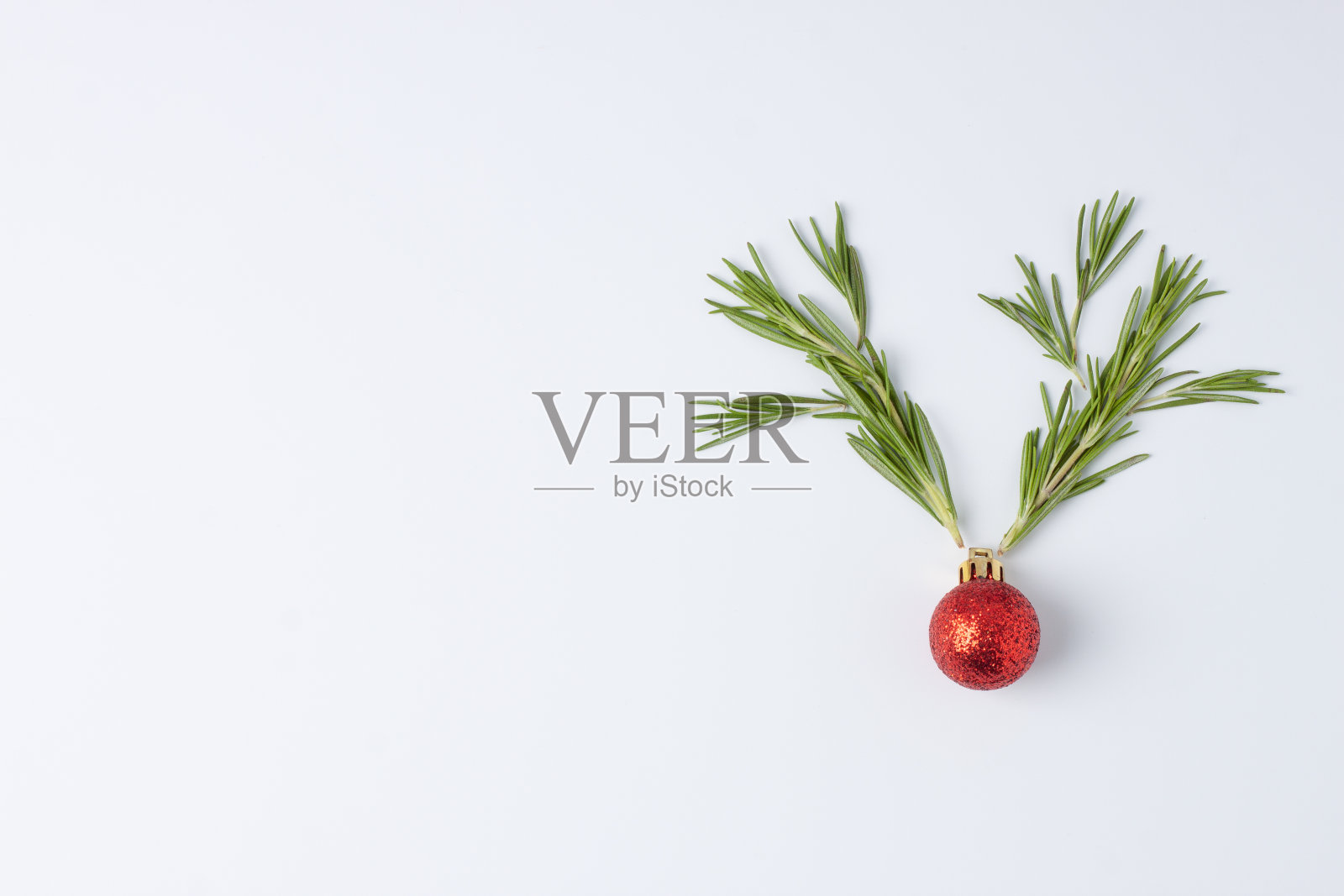 圣诞白色最小的背景与驯鹿的鹿角与红球和迷迭香。平铺，复制空间照片摄影图片