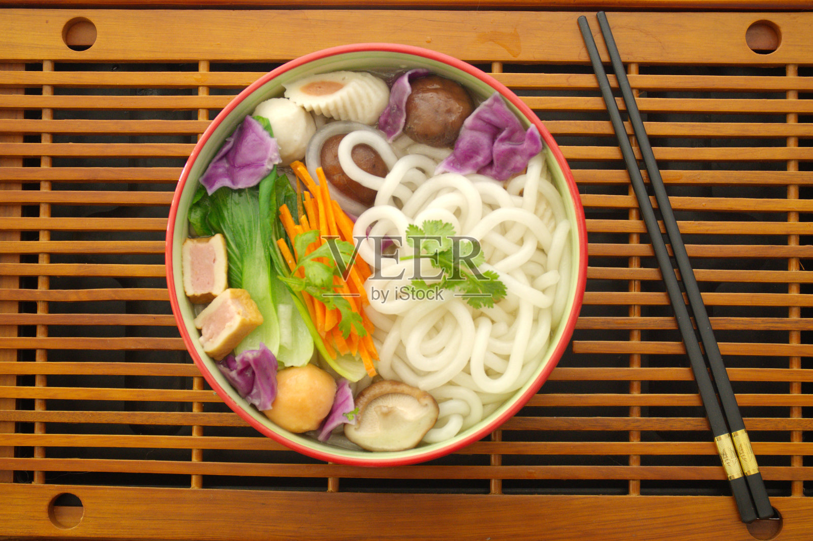 近景乌龙面可选食材:青菜、胡萝卜、蟹条、蘑菇、肉丸等，俯视图照片摄影图片