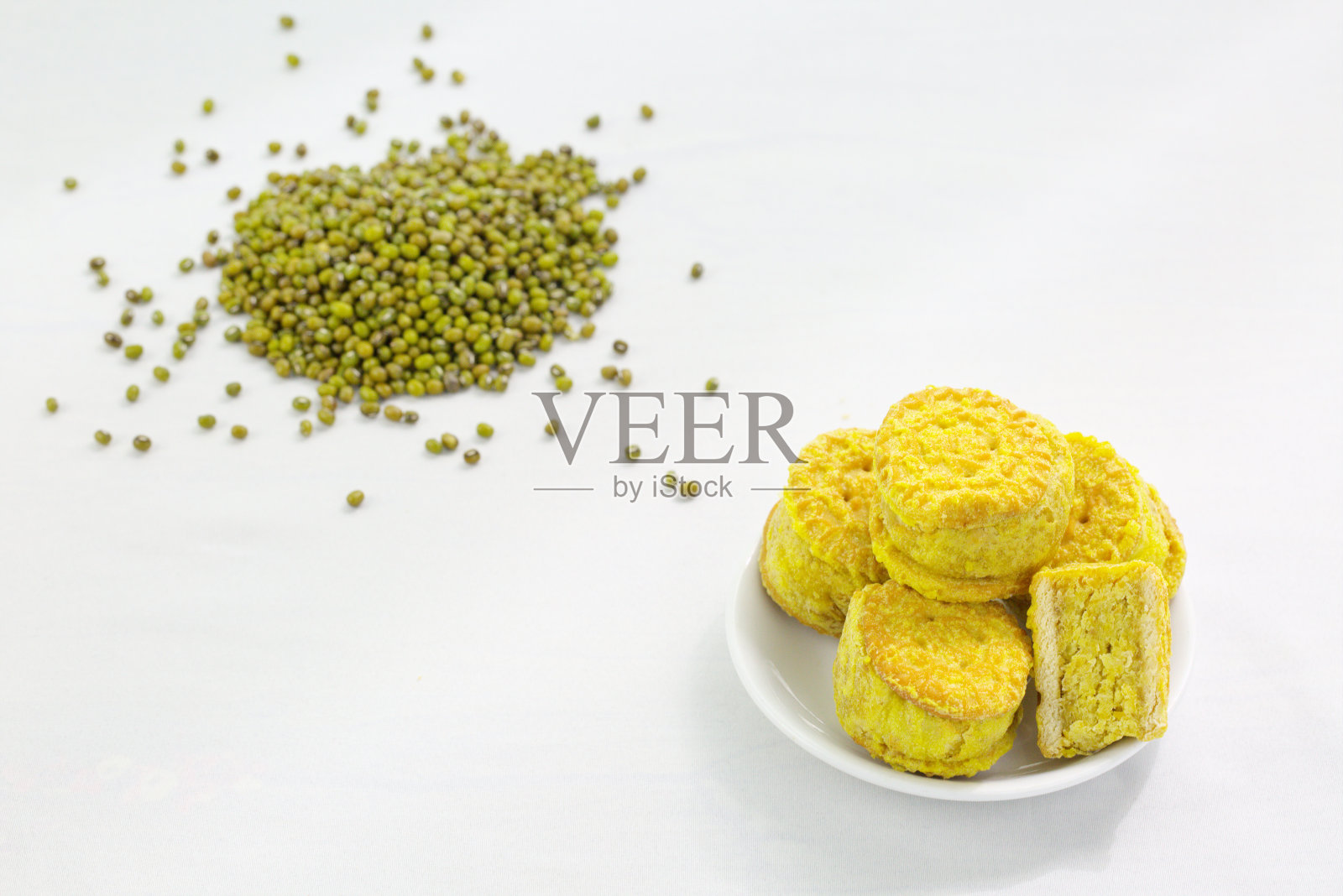 绿豆饼，白色背景绿豆，甜点，复制空间照片摄影图片