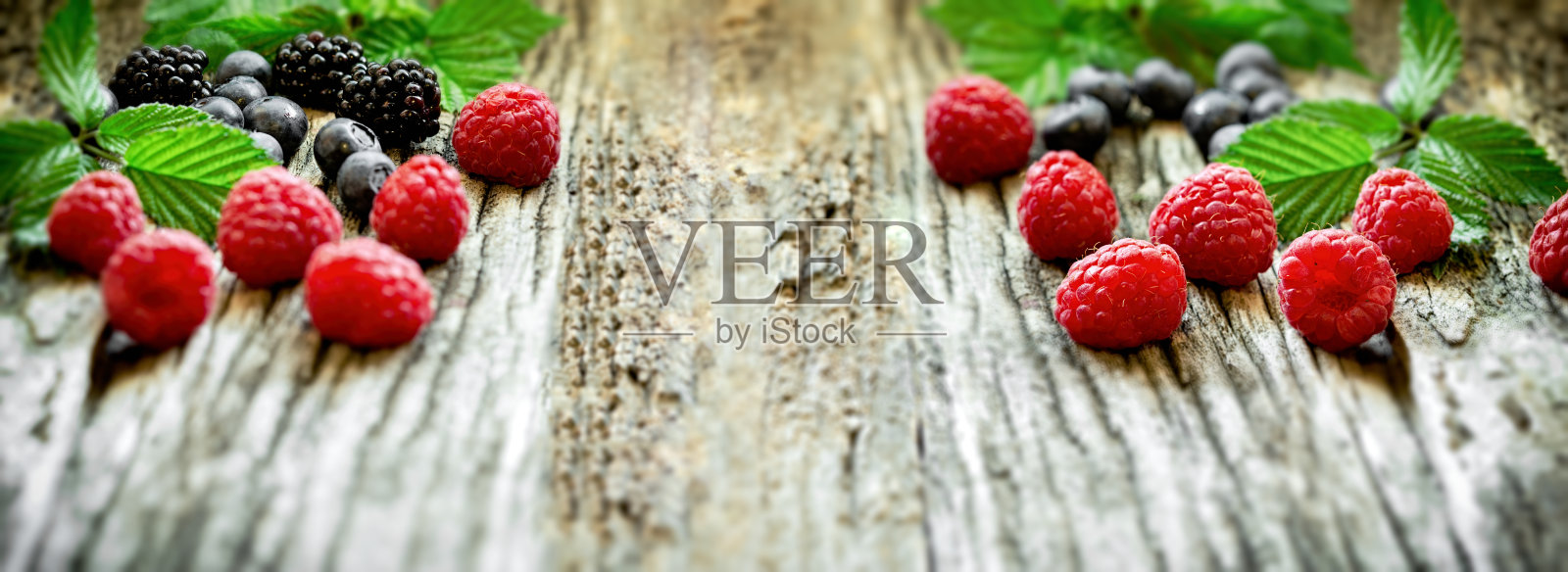 有机浆果，健康新鲜的森林水果在乡村餐桌上照片摄影图片