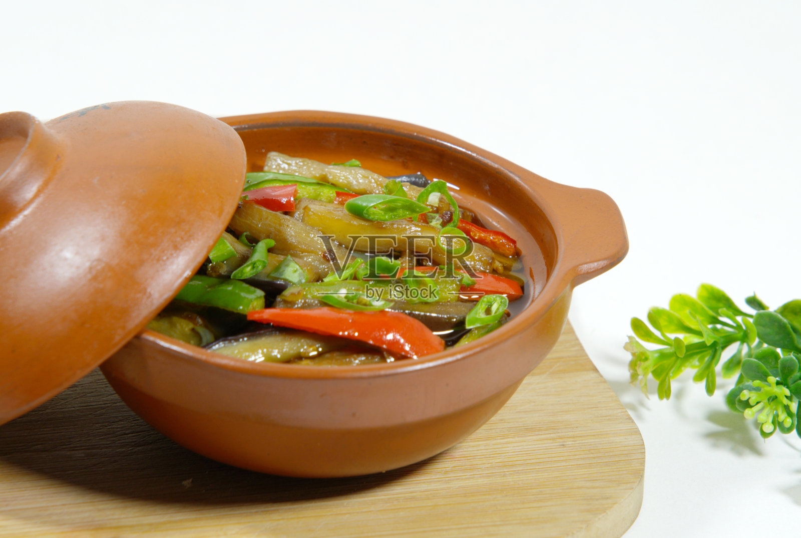 近距离炸茄子配辣椒，美味佳肴照片摄影图片