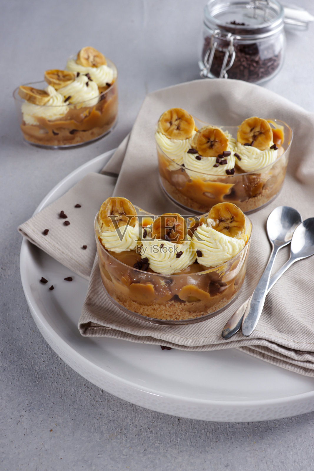 杯里装着自制太妃糖的班诺菲派照片摄影图片