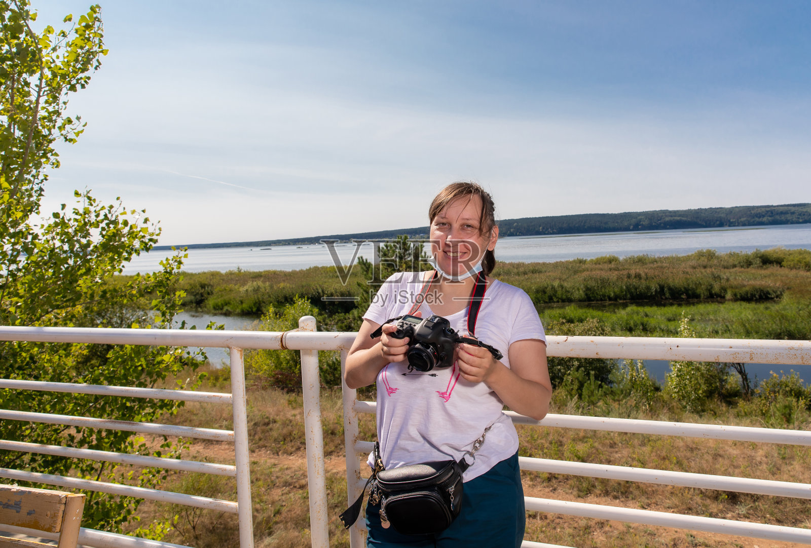 一个拿着相机的女摄影师照片摄影图片