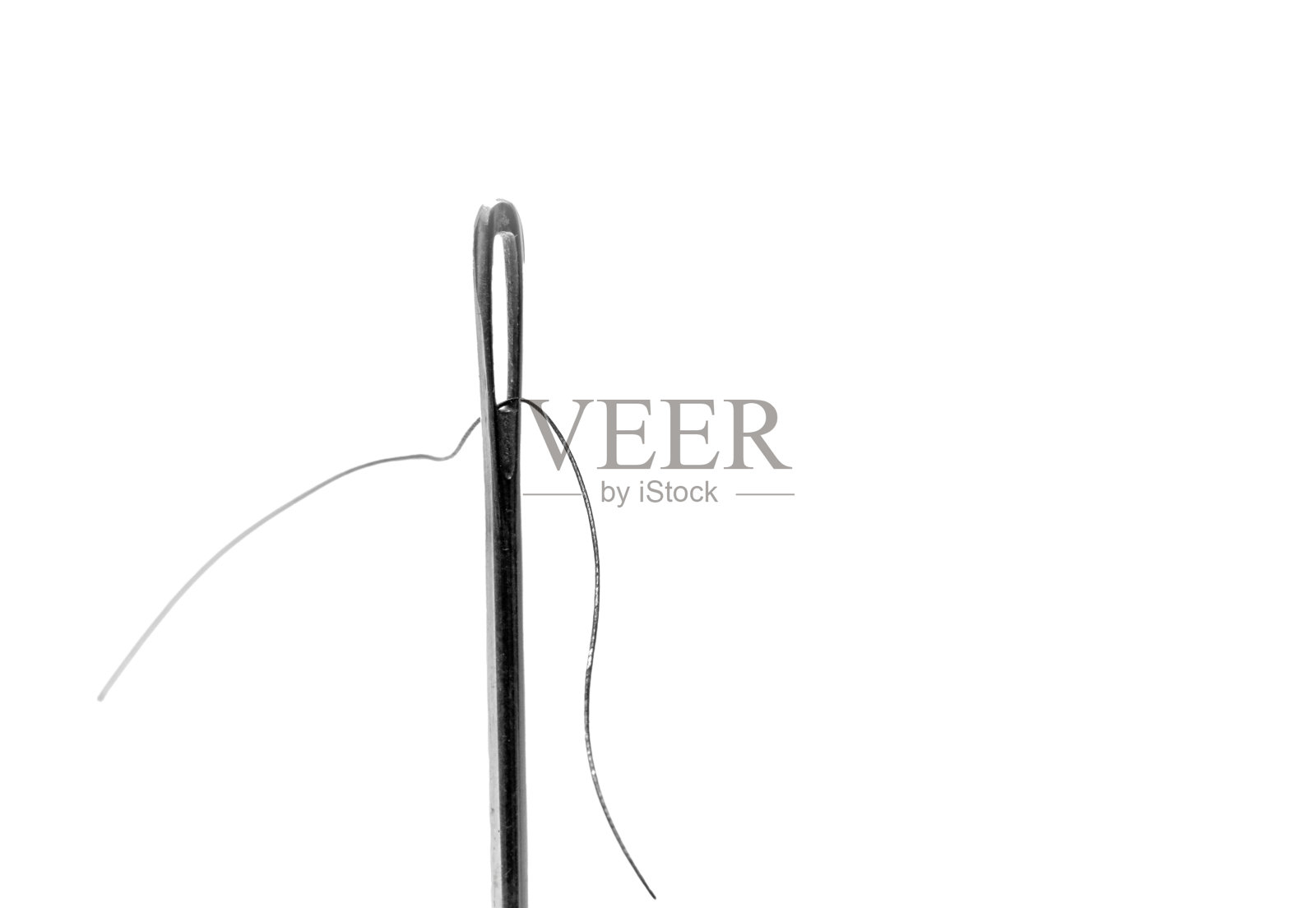 针线穿过眼睛。关闭图像隔离在白色背景。照片摄影图片