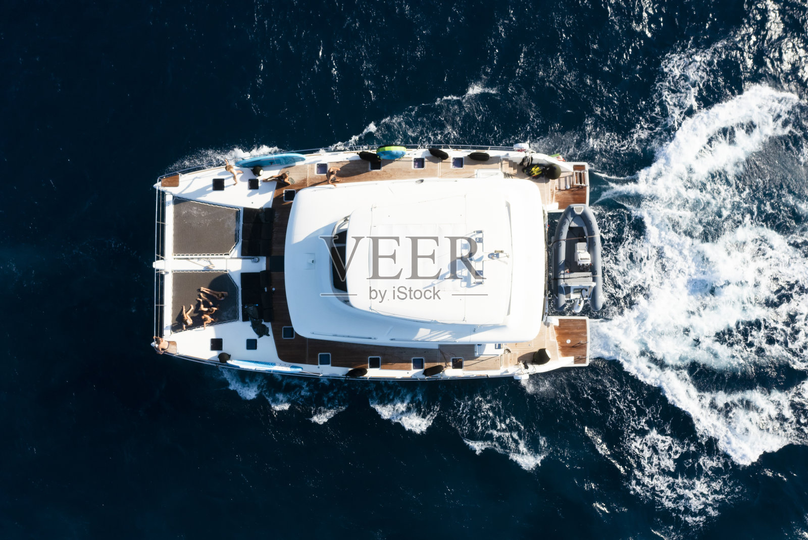 从上面看，惊人的航拍双体船航行在蓝色的水。意大利撒丁岛的翡翠海岸。照片摄影图片