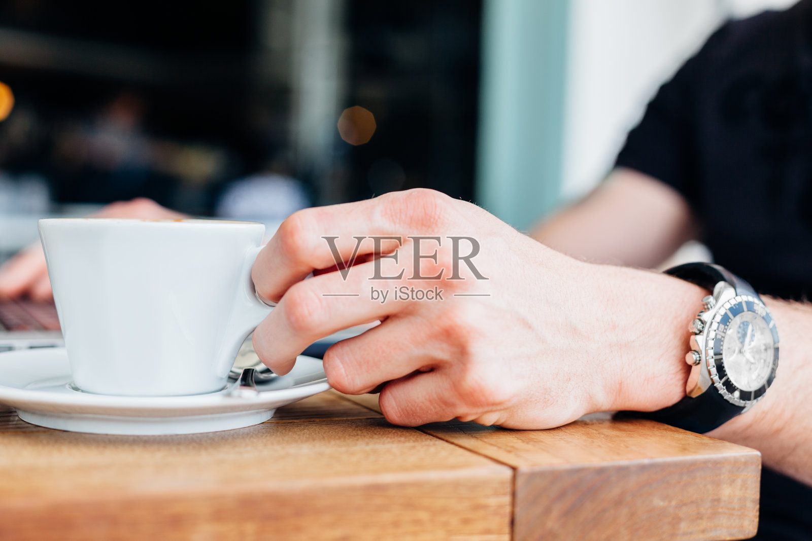 拿着咖啡的男人照片摄影图片