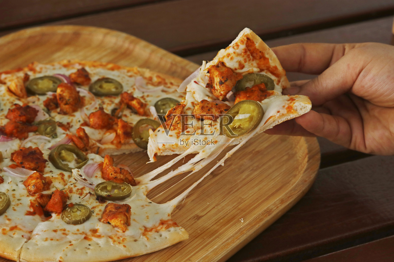 印度咖喱鸡块披萨，香料鸡肉块和马苏里拉奶酪组合照片摄影图片