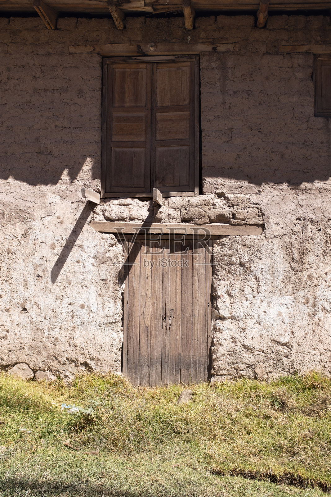 秘鲁安第斯山脉乡村住宅的木门图像。照片摄影图片