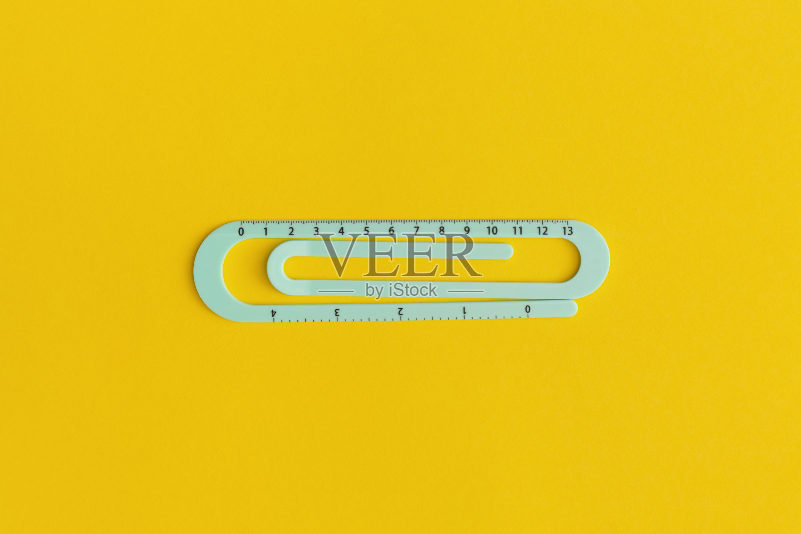 黄色背景上的蓝色校尺。顶部视图与复制空间。平的。回到学校的概念。照片摄影图片