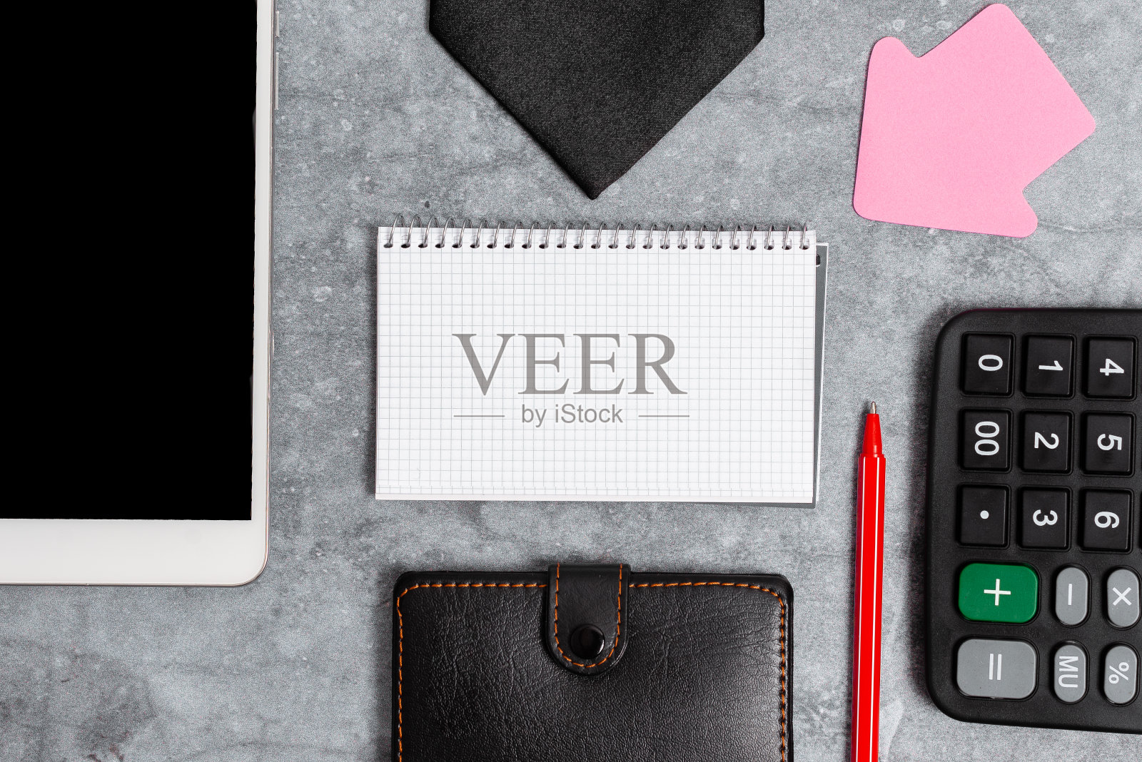 智能手机语音视频通话，显示口袋内容，写重要的笔记，呈现日常携带必需品，计算销售价格，皮革钱包设计照片摄影图片