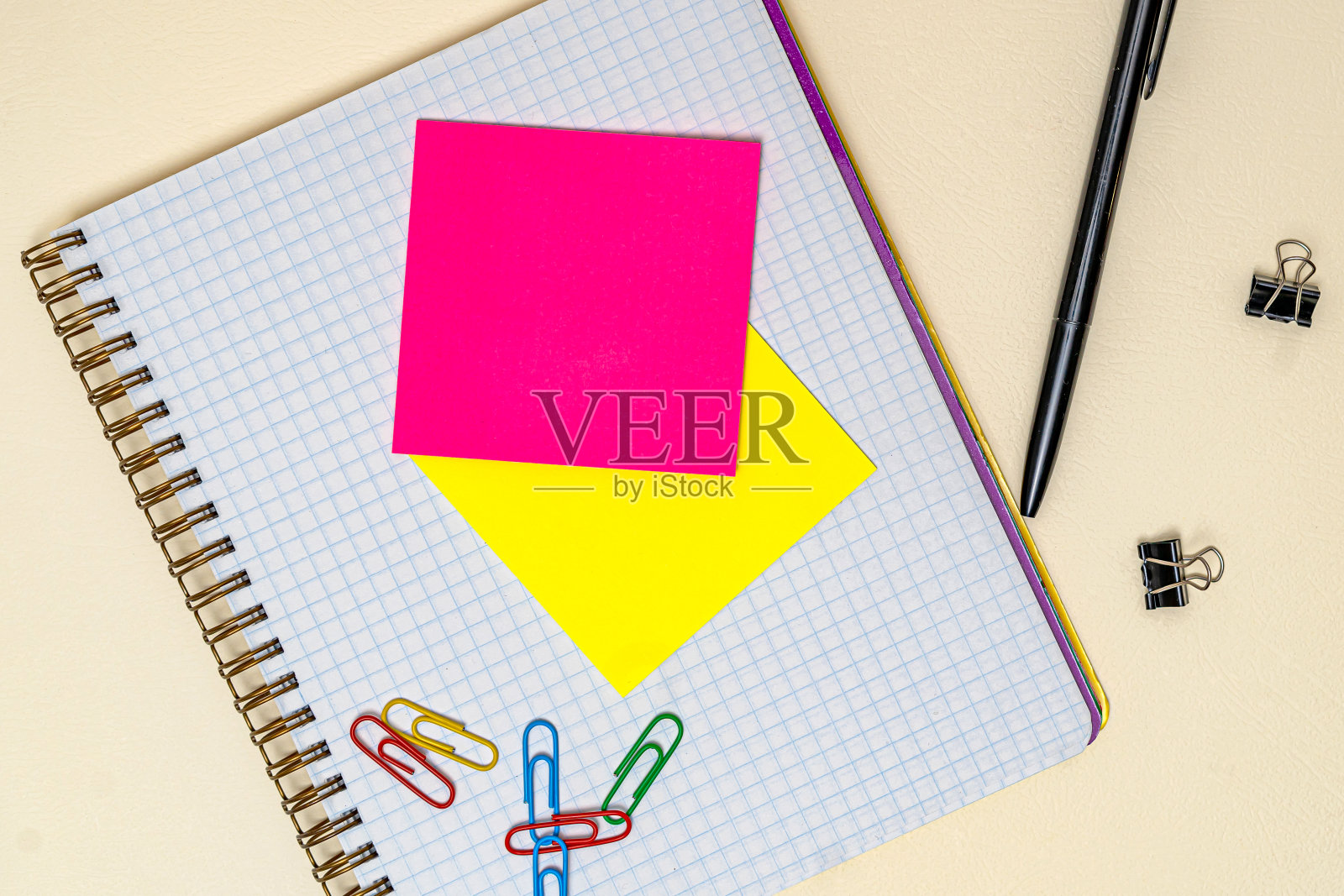 多种多样的收集办公室文具照片钢笔铅笔记事本笔记本尺子订书机剪刀剪刀夹子纸夹夹板放置在桌子上照片摄影图片