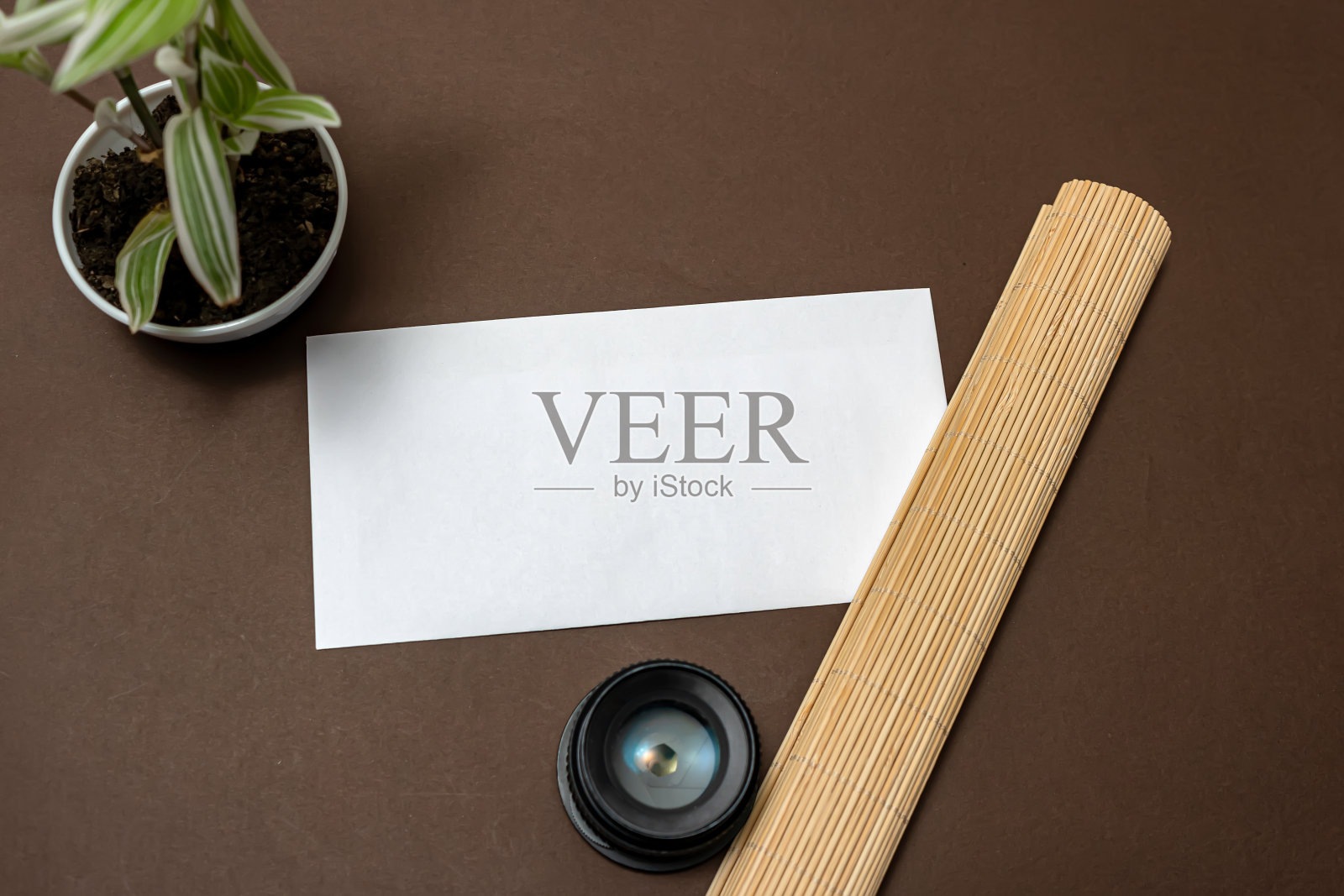 多种多样的收集办公室文具照片钢笔铅笔记事本笔记本尺子订书机剪刀剪刀夹子纸夹夹板放置在桌子上照片摄影图片