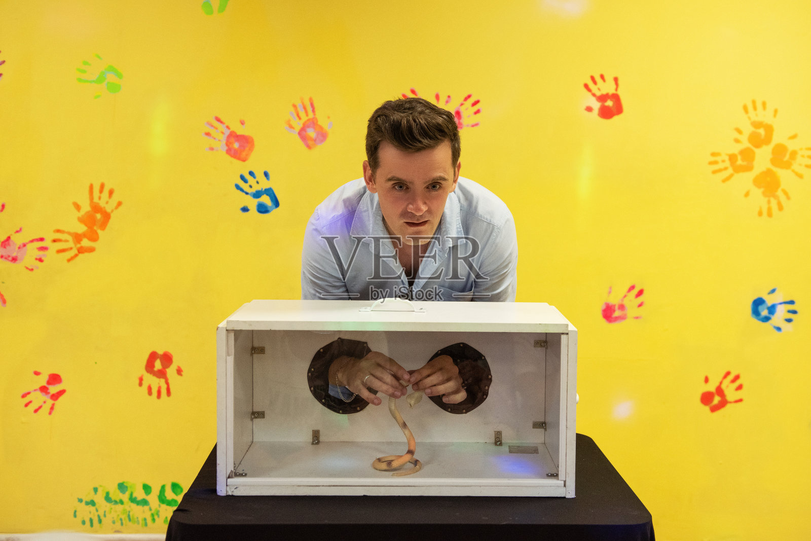 摸盲猜游戏照片摄影图片