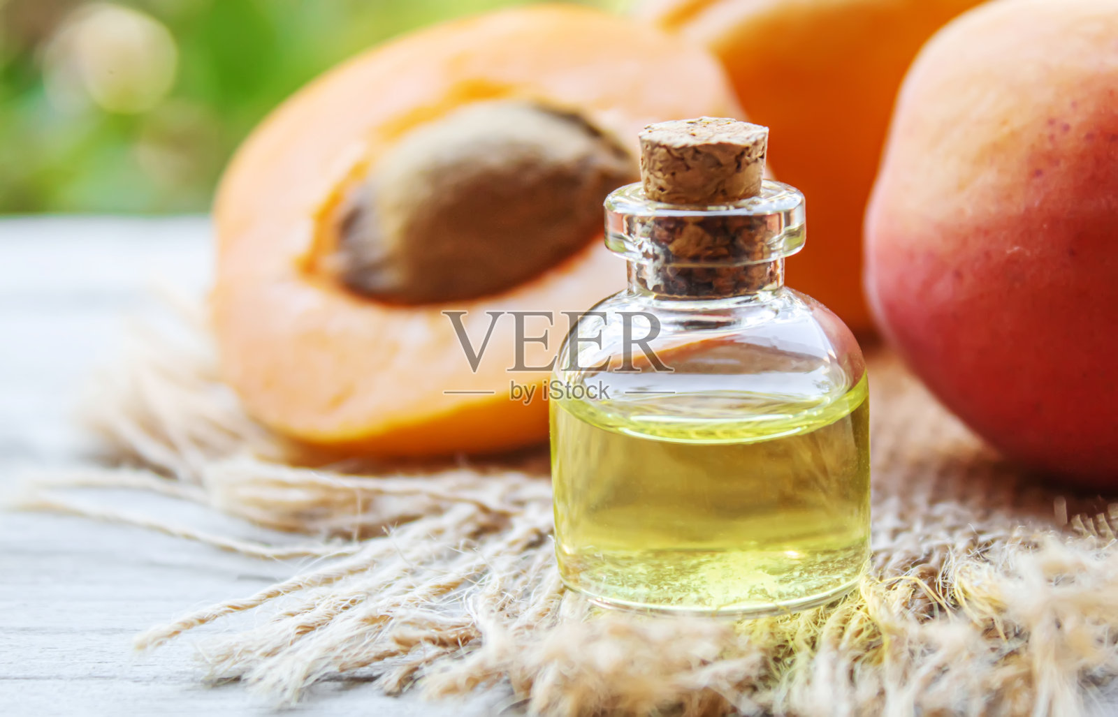 装在瓶子里的杏仁油。有选择性的重点。照片摄影图片