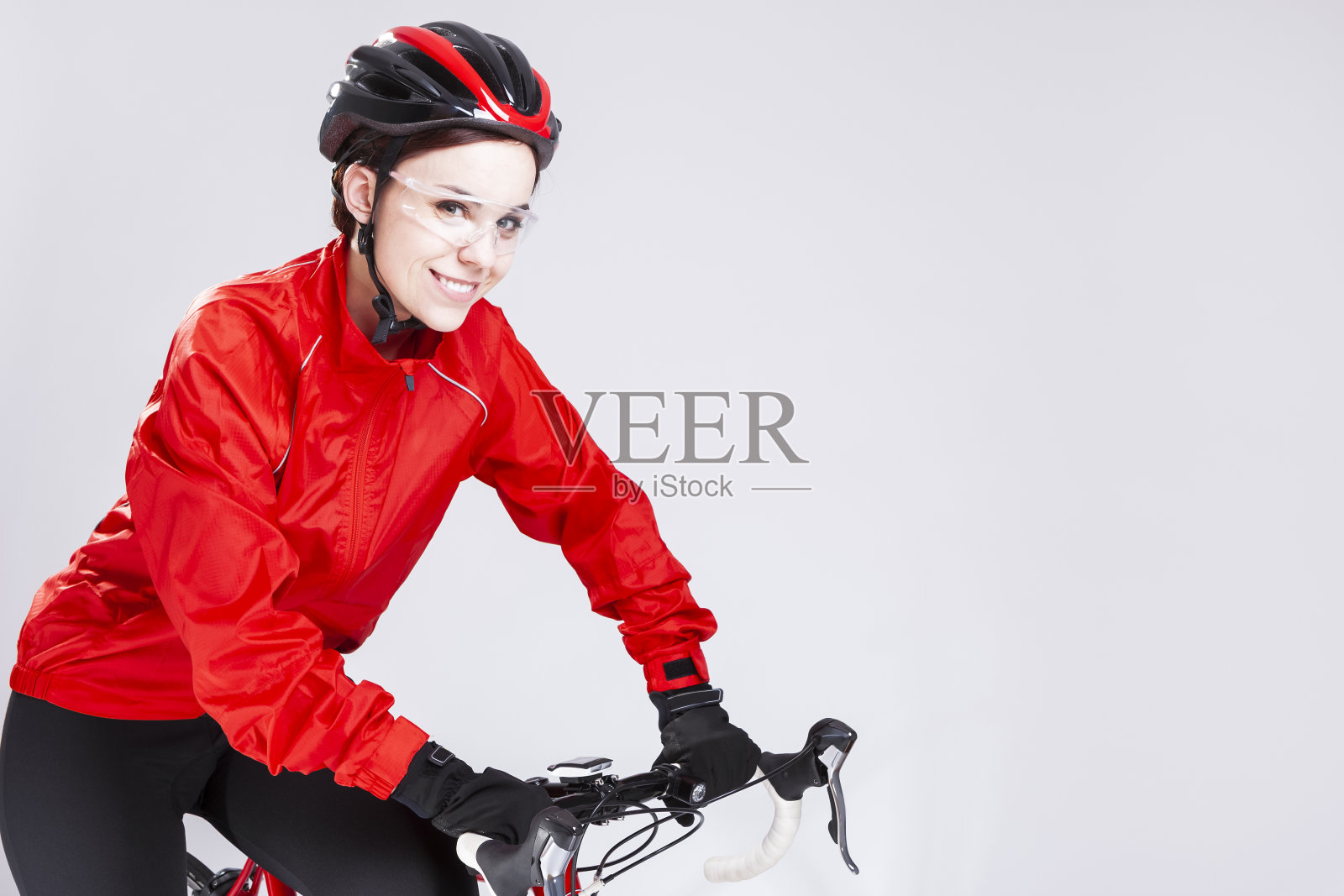 体育的概念。年轻积极的女性道路自行车与现代赛车在白色背景下。水平的形象定位照片摄影图片