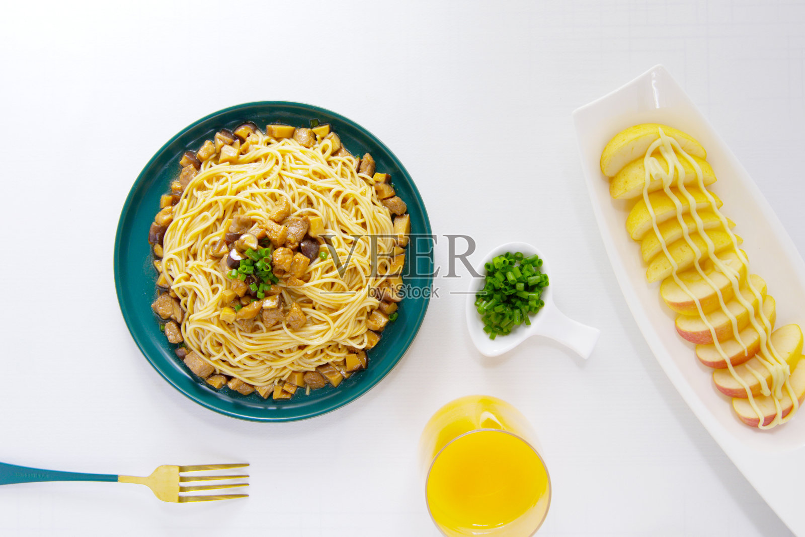 蘑菇肉丁面条，水果沙拉，葱花，俯视图照片摄影图片