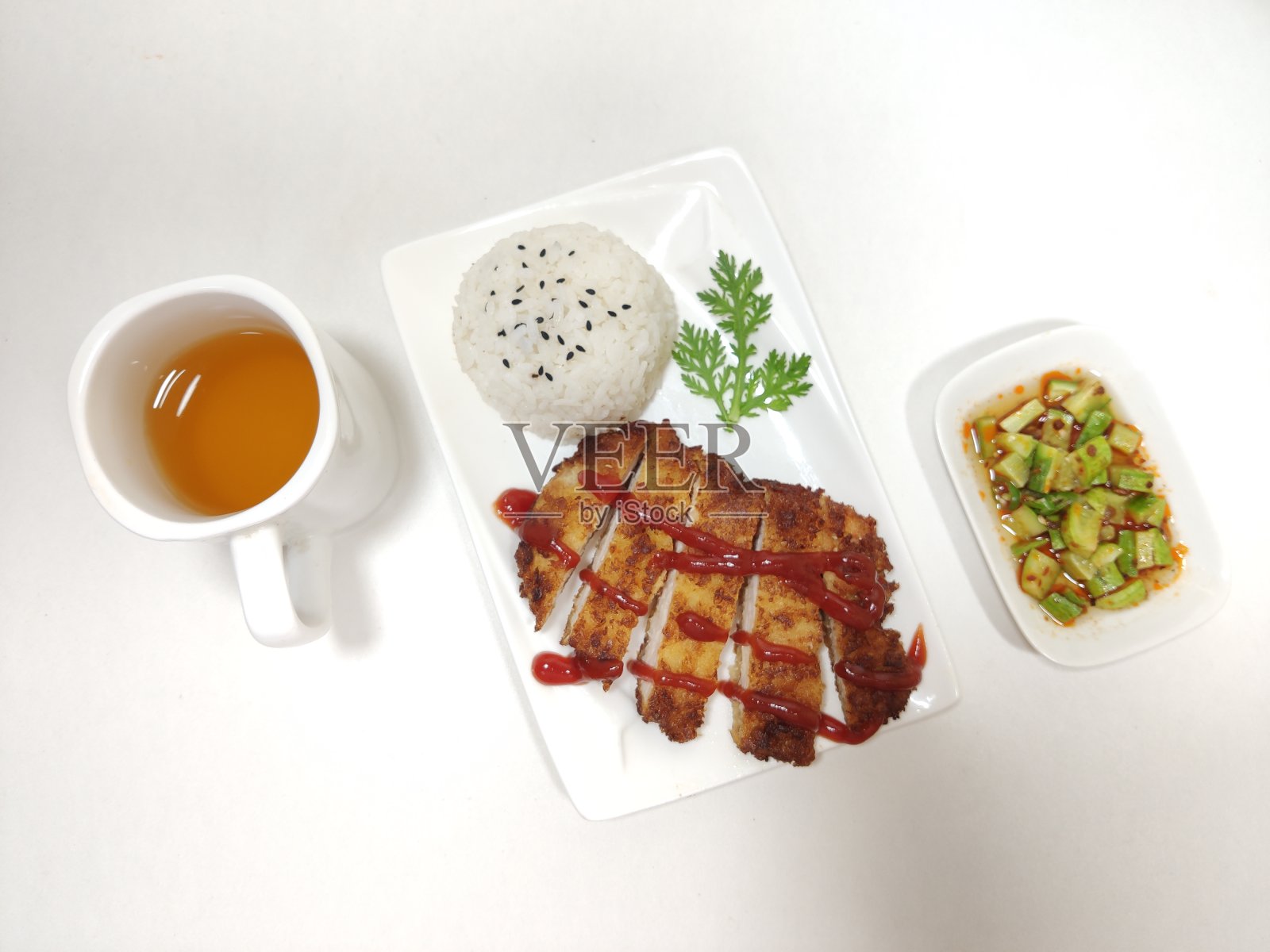 美味的鸡排饭碗，凉菜，果汁放在白色的桌子上，俯视图照片摄影图片