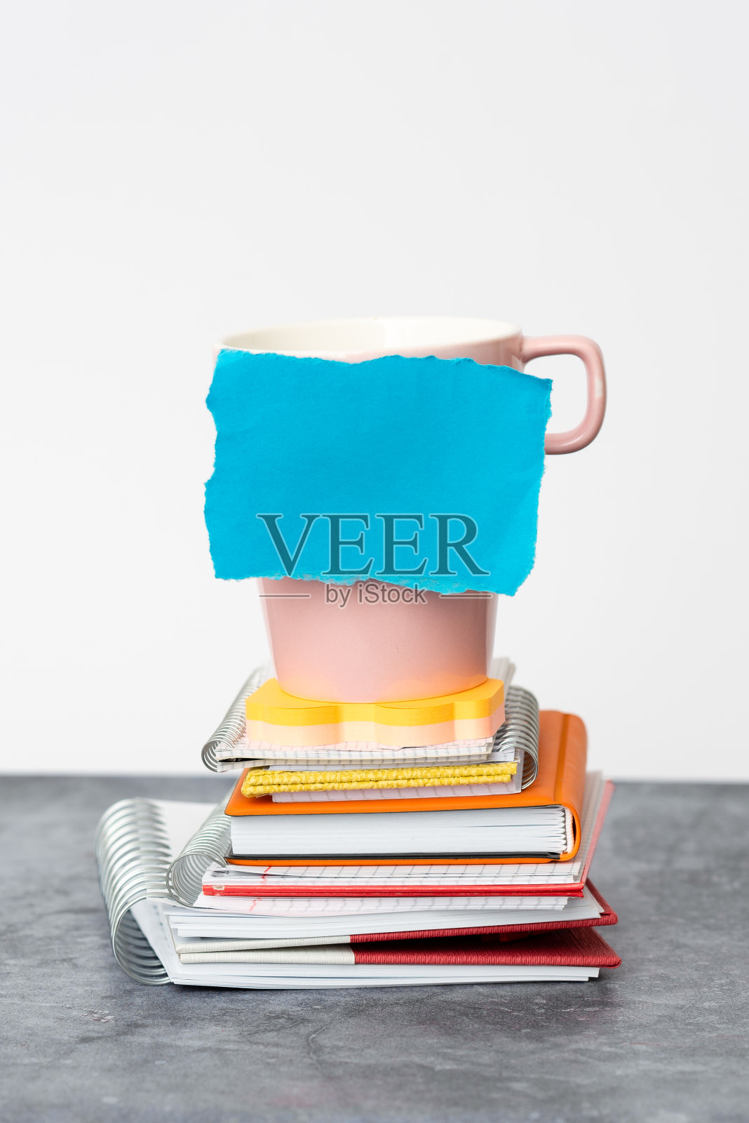 有组织的堆栈笔记本，捆扎笔记本，整齐的堆文件，愉快的安排写作材料，干净的工作空间，办公室学术业务收集照片摄影图片