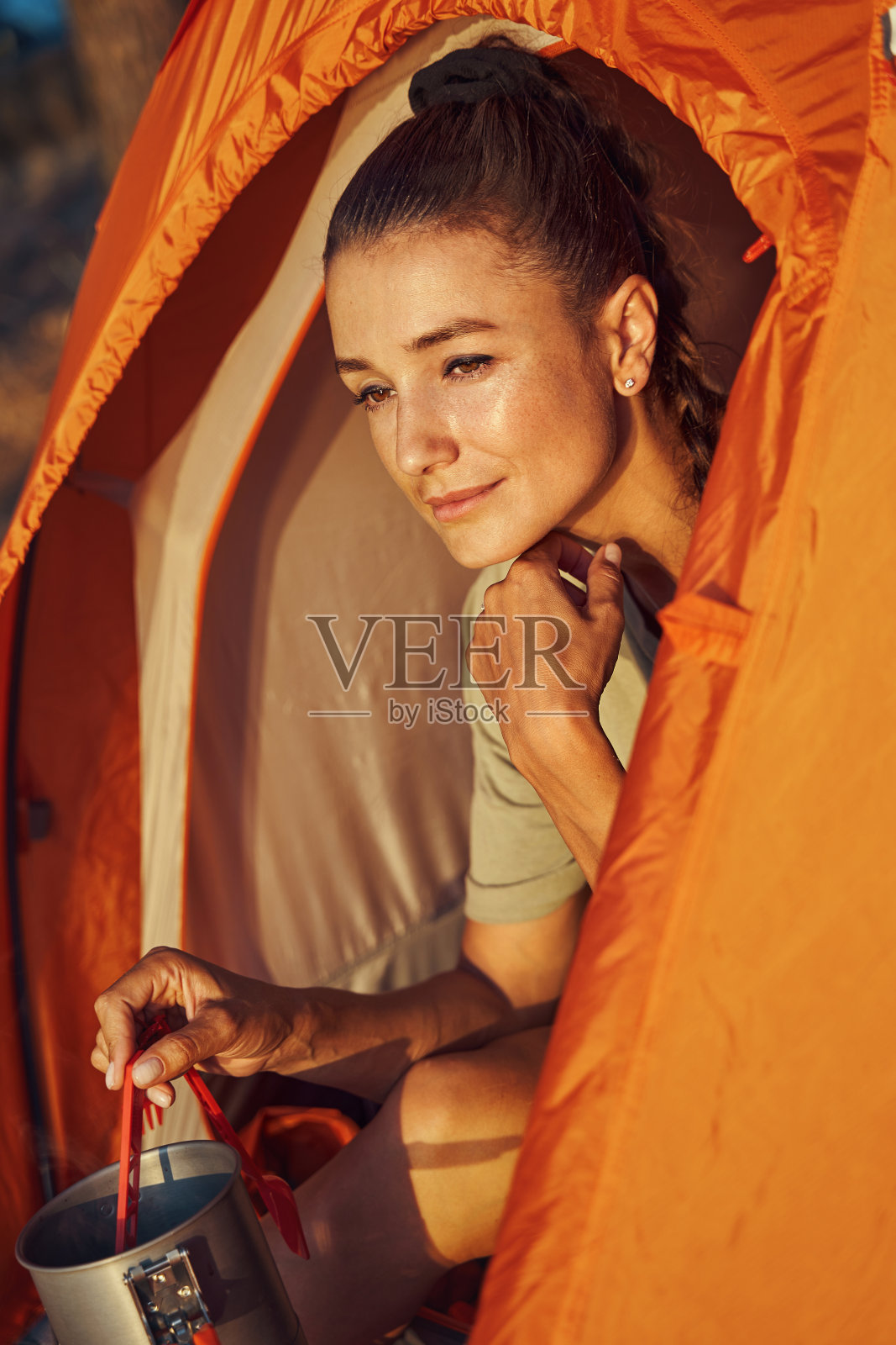 女人们在帐篷里煮茶欣赏日落照片摄影图片