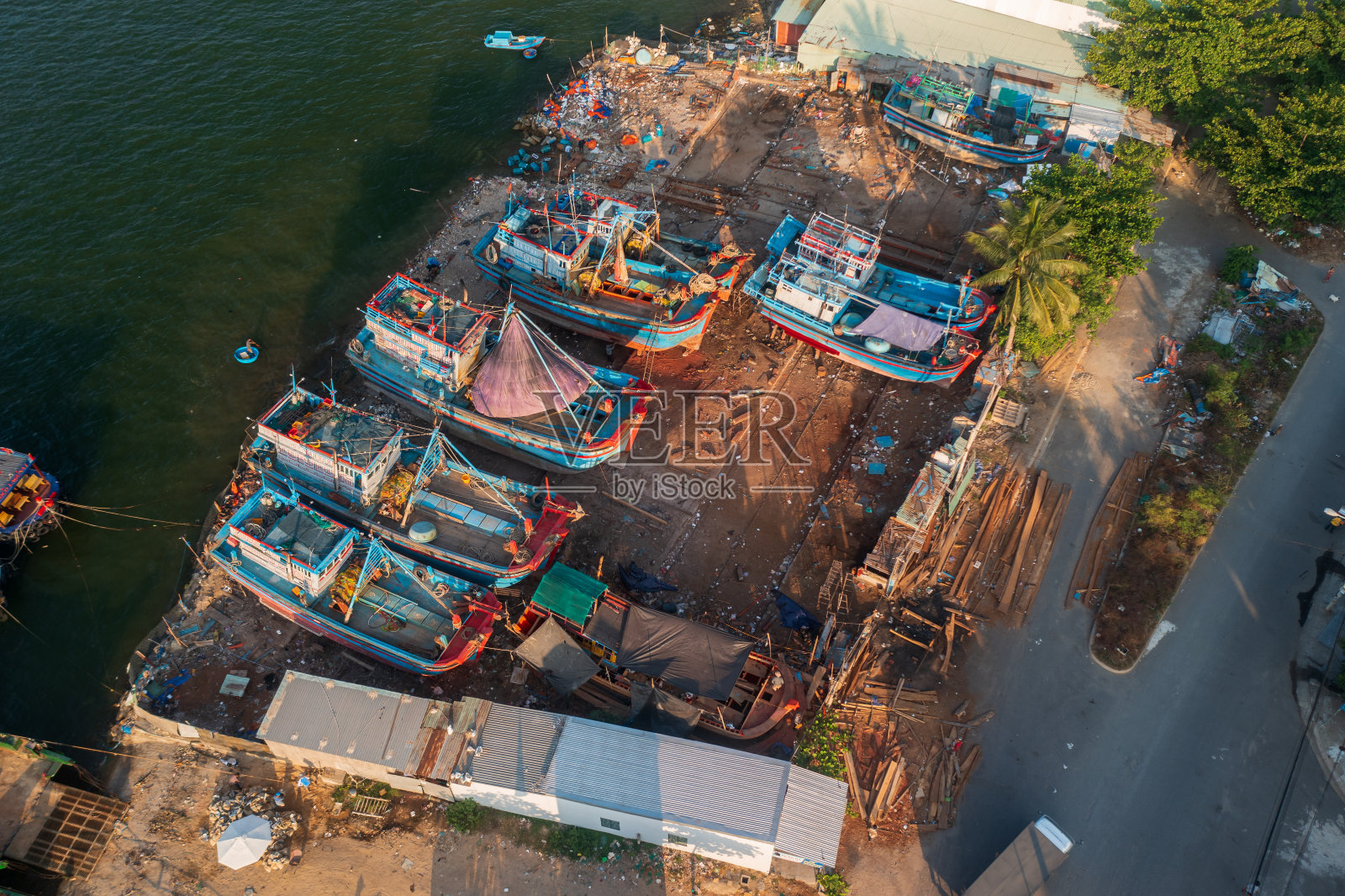 芽庄河旁的传统船厂照片摄影图片
