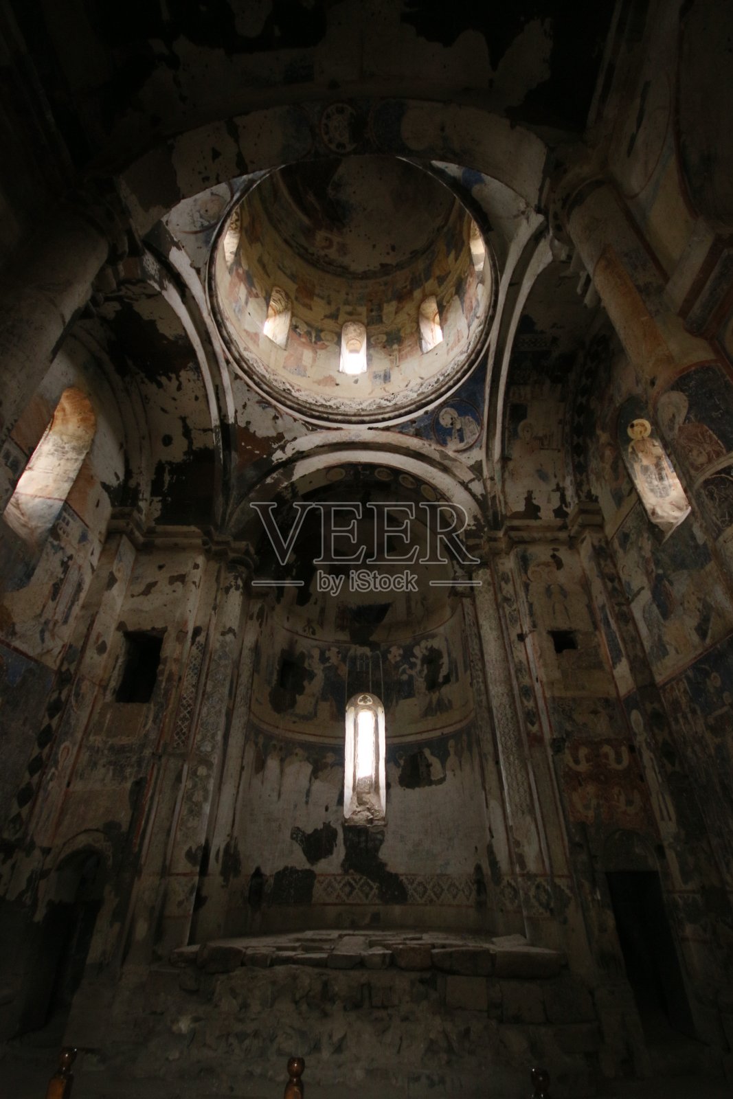 历史城市阿尼教堂内的壁画和圆顶细节，使徒壁画照片摄影图片