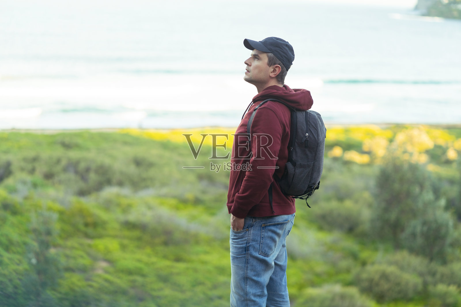 一个背着背包的成熟男人的肖像照片摄影图片